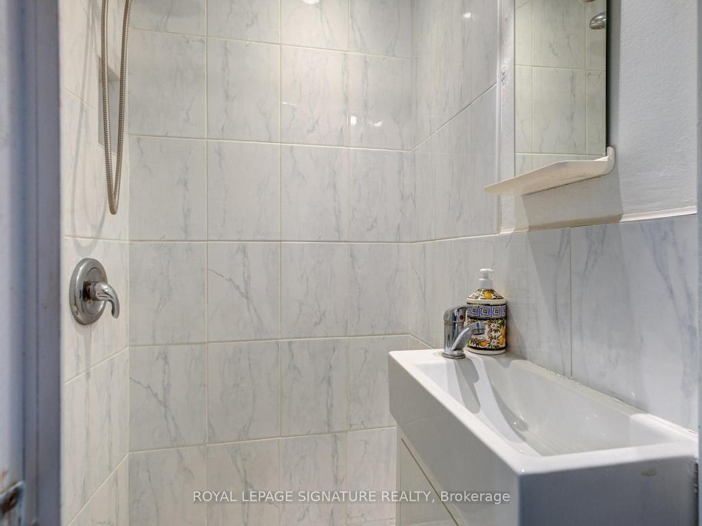 









259


Claremont

Street,
Toronto,




ON
M6J 2N1

