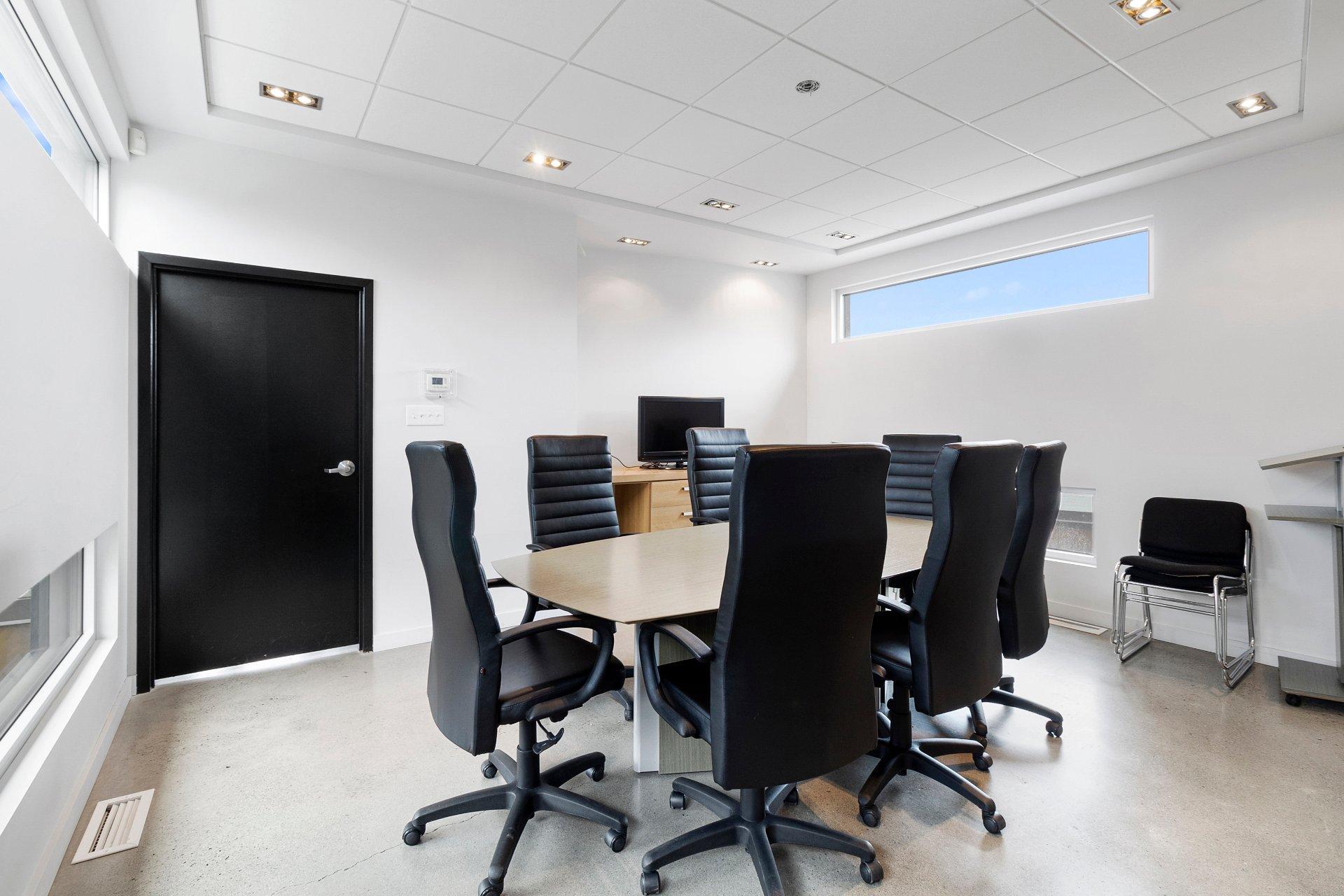 









2300

 - 2302


Rue Principale O.

,
Magog,




QC
J1J0J1

