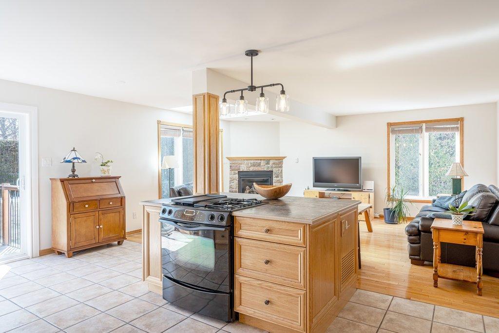 









594


Rue du Caveau

,
Gatineau (Aylmer),




QC
J9J2N7

