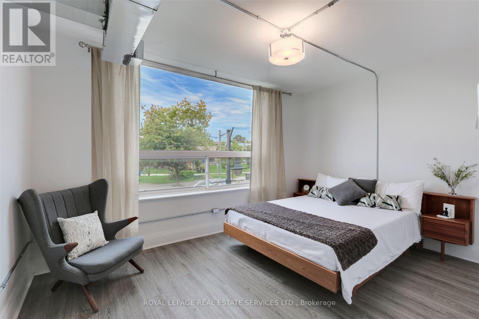 












1639 ST CLAIR AVENUE W

,
Toronto,




Ontario
M6N1H7

