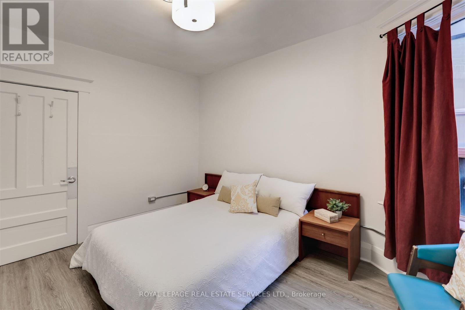 












1639 ST CLAIR AVENUE W

,
Toronto,




Ontario
M6N1H7

