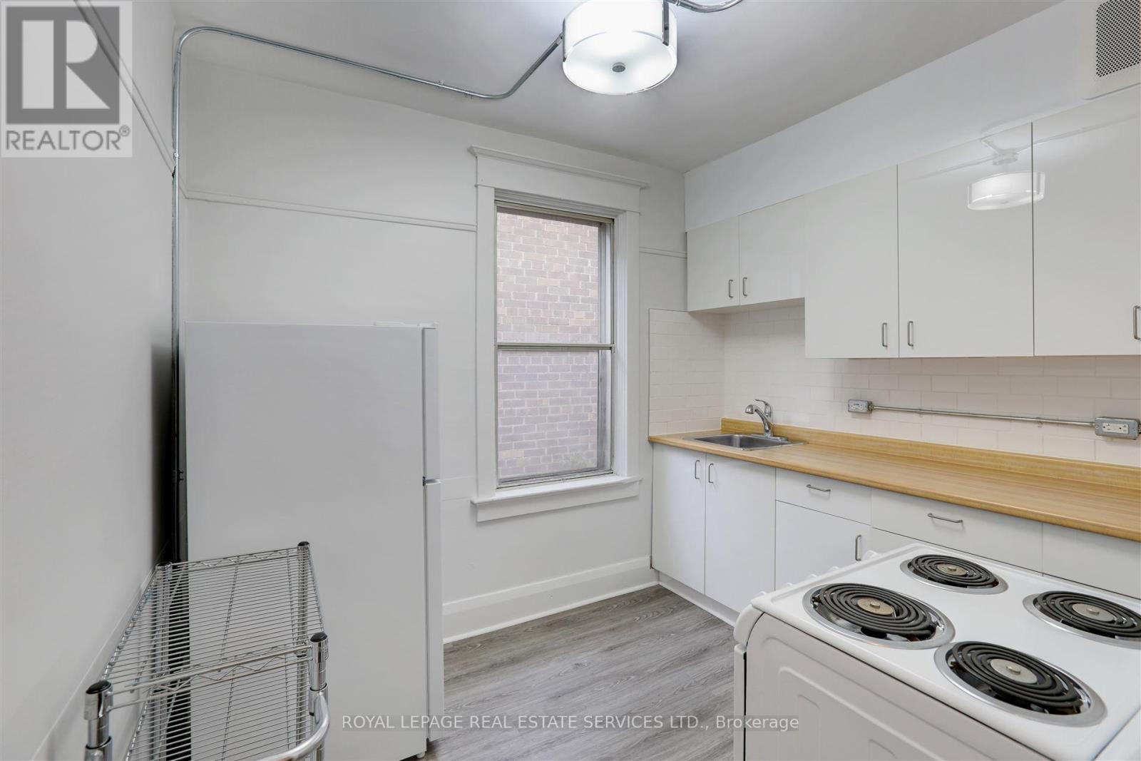 












1639 ST CLAIR AVENUE W

,
Toronto,




Ontario
M6N1H7

