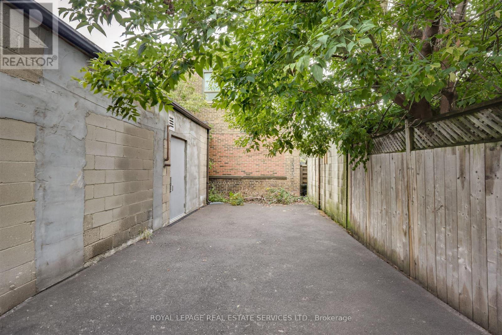 












1639 ST CLAIR AVENUE W

,
Toronto,




Ontario
M6N1H7

