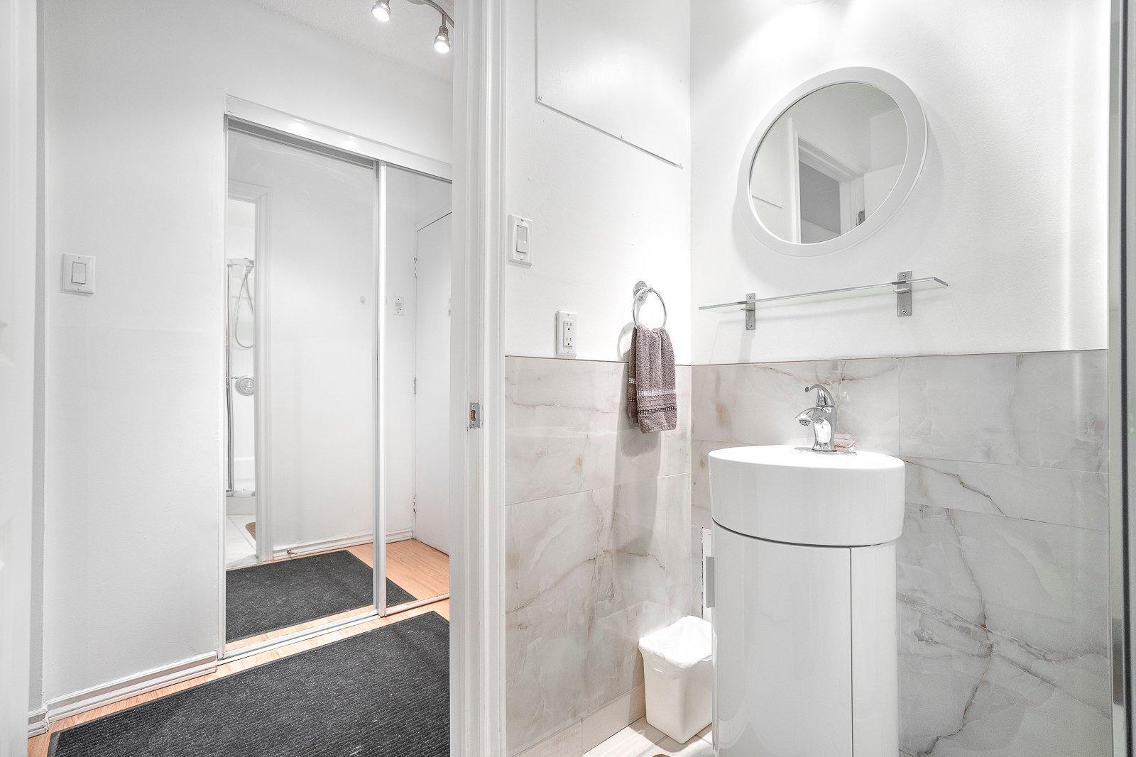 









3480


Rue Simpson

, 103,
Montréal (Ville-Marie),




QC
H3G1B9

