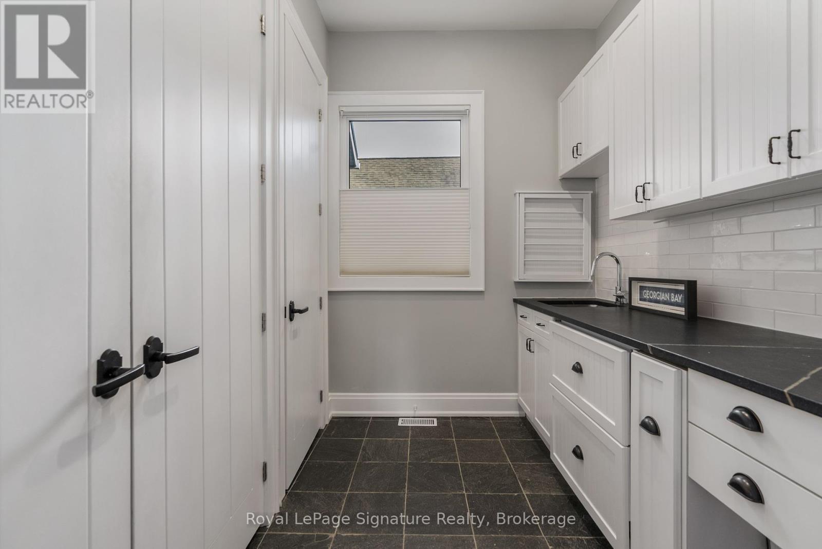 












129 LAKESHORE ROAD S

,
Meaford,




Ontario
N4L0A7

