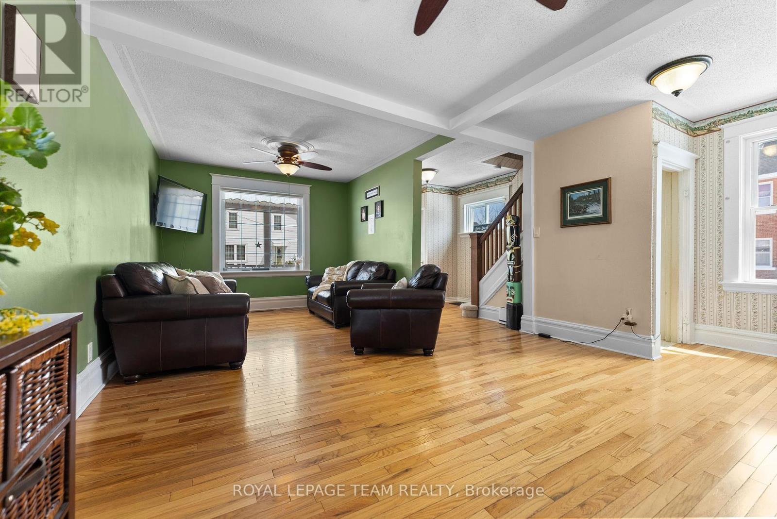 












28 BANK STREET N

,
Renfrew,




Ontario
K7V2C9

