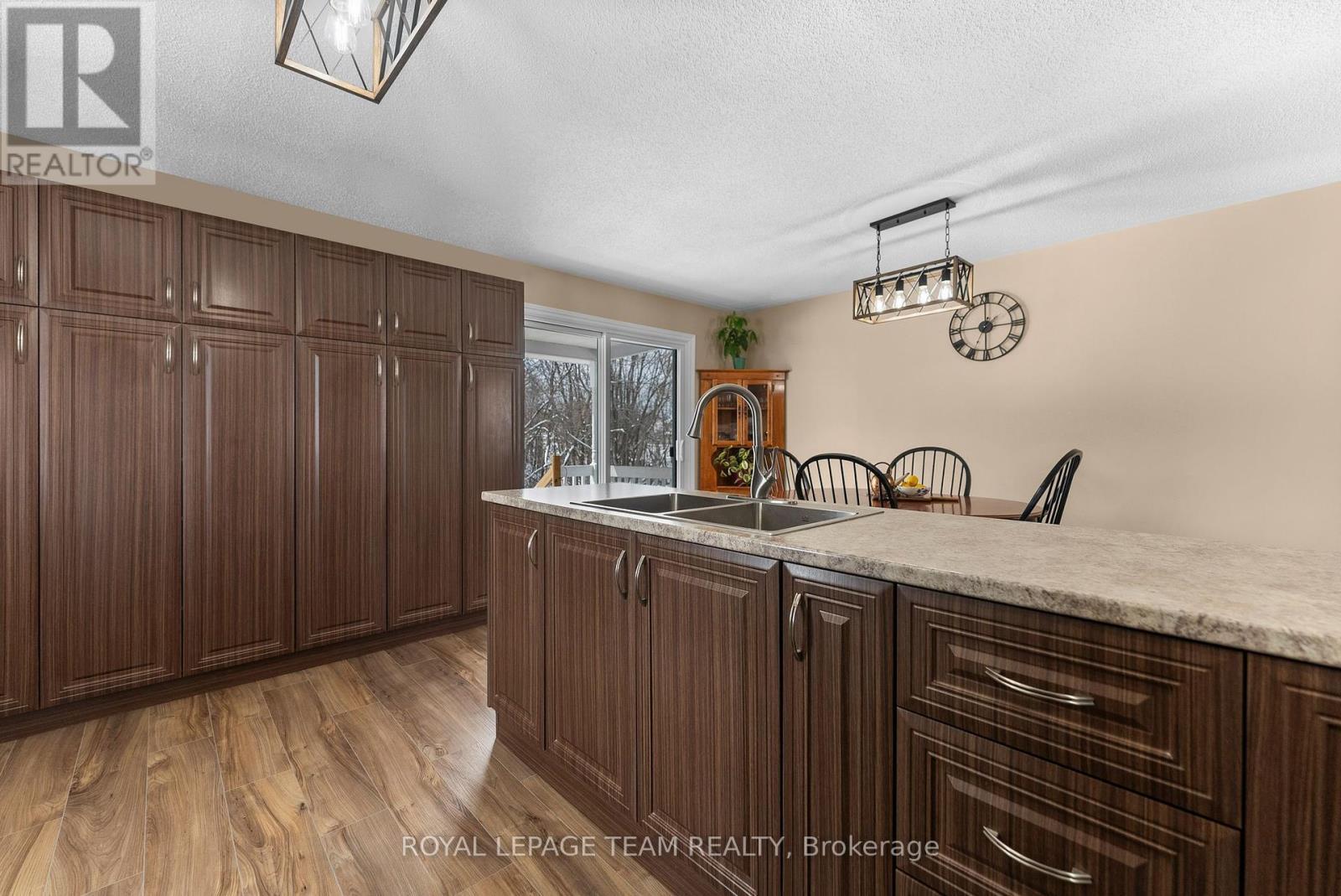 












28 BANK STREET N

,
Renfrew,




Ontario
K7V2C9

