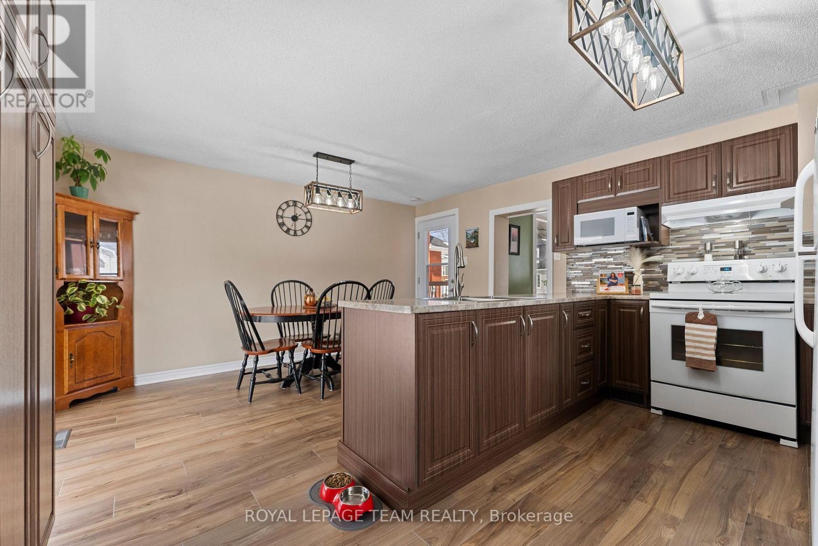 












28 BANK STREET N

,
Renfrew,




Ontario
K7V2C9

