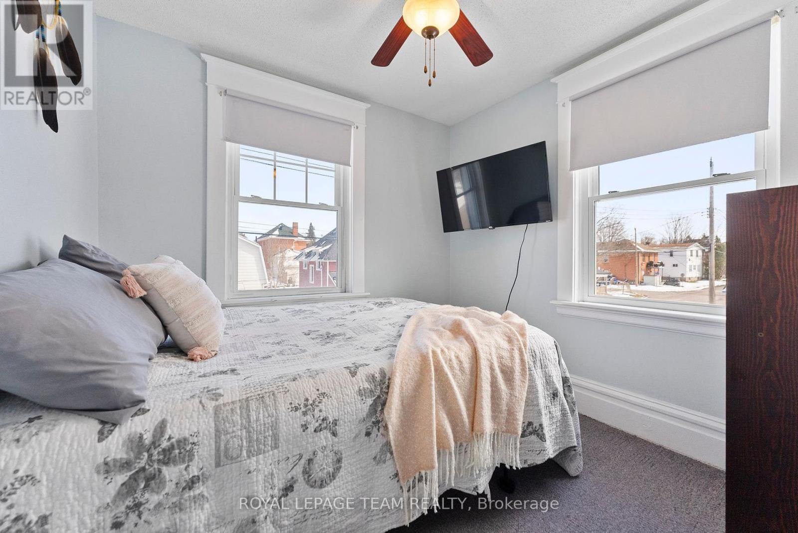 












28 BANK STREET N

,
Renfrew,




Ontario
K7V2C9

