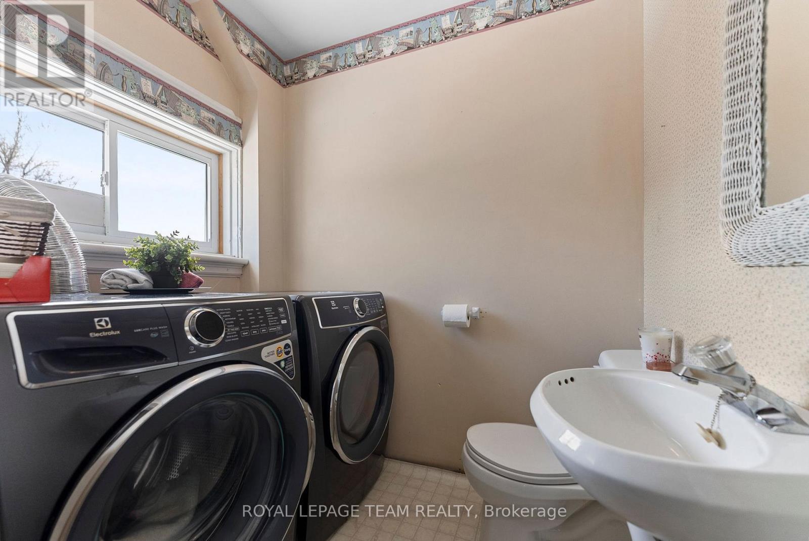 












28 BANK STREET N

,
Renfrew,




Ontario
K7V2C9

