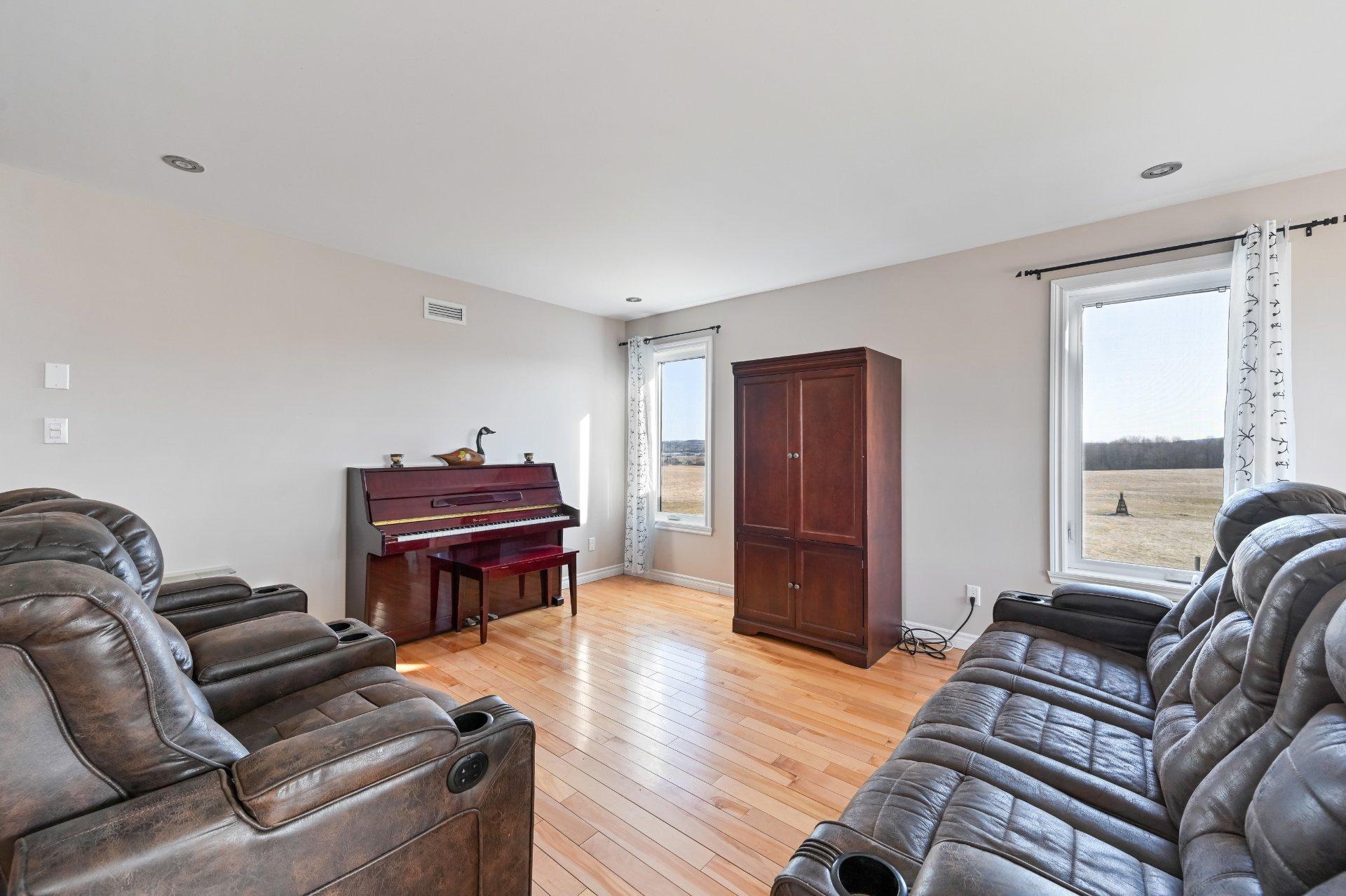 









970


Ch. Grainger

,
Melbourne,




QC
J0B2B0

