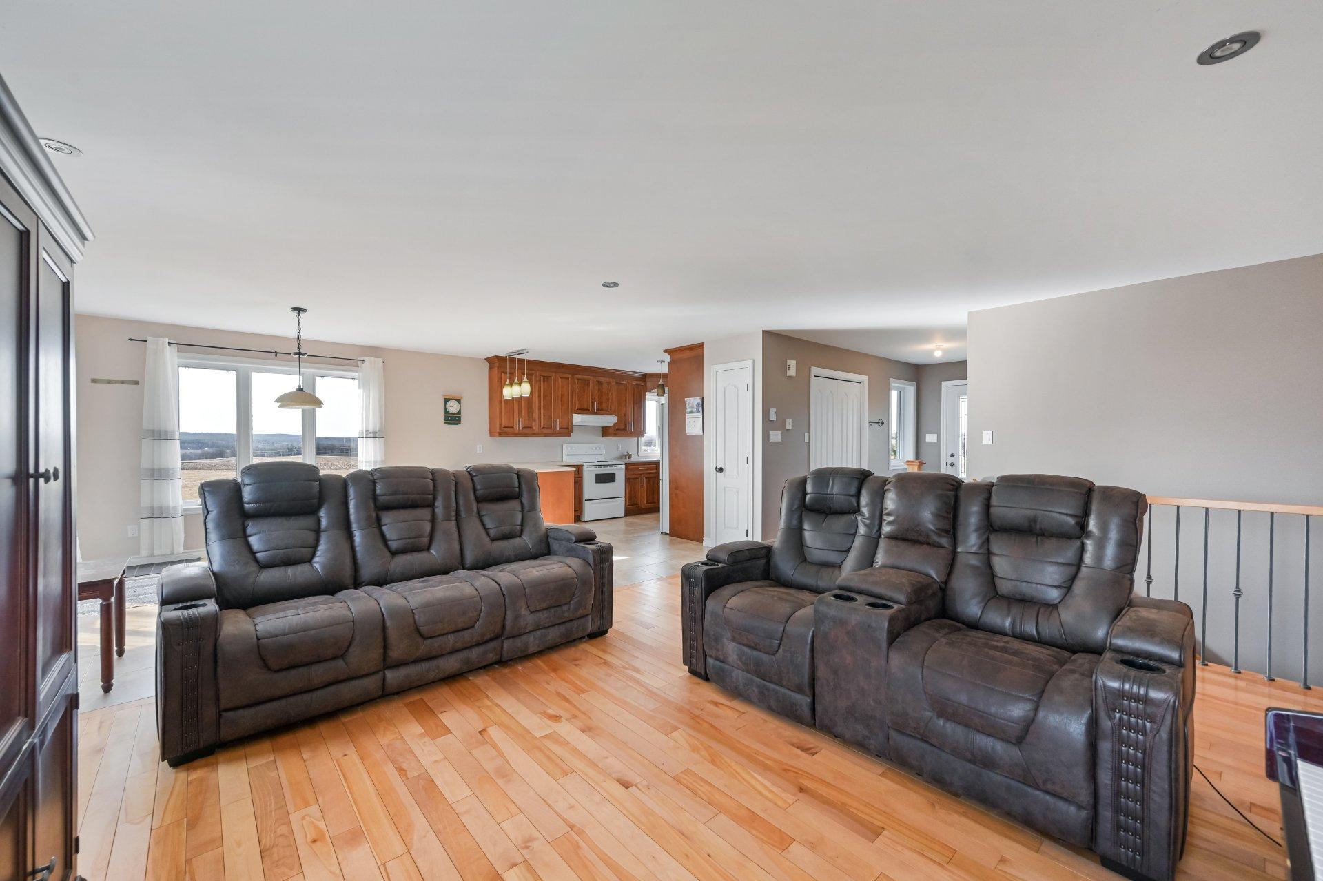 









970


Ch. Grainger

,
Melbourne,




QC
J0B2B0

