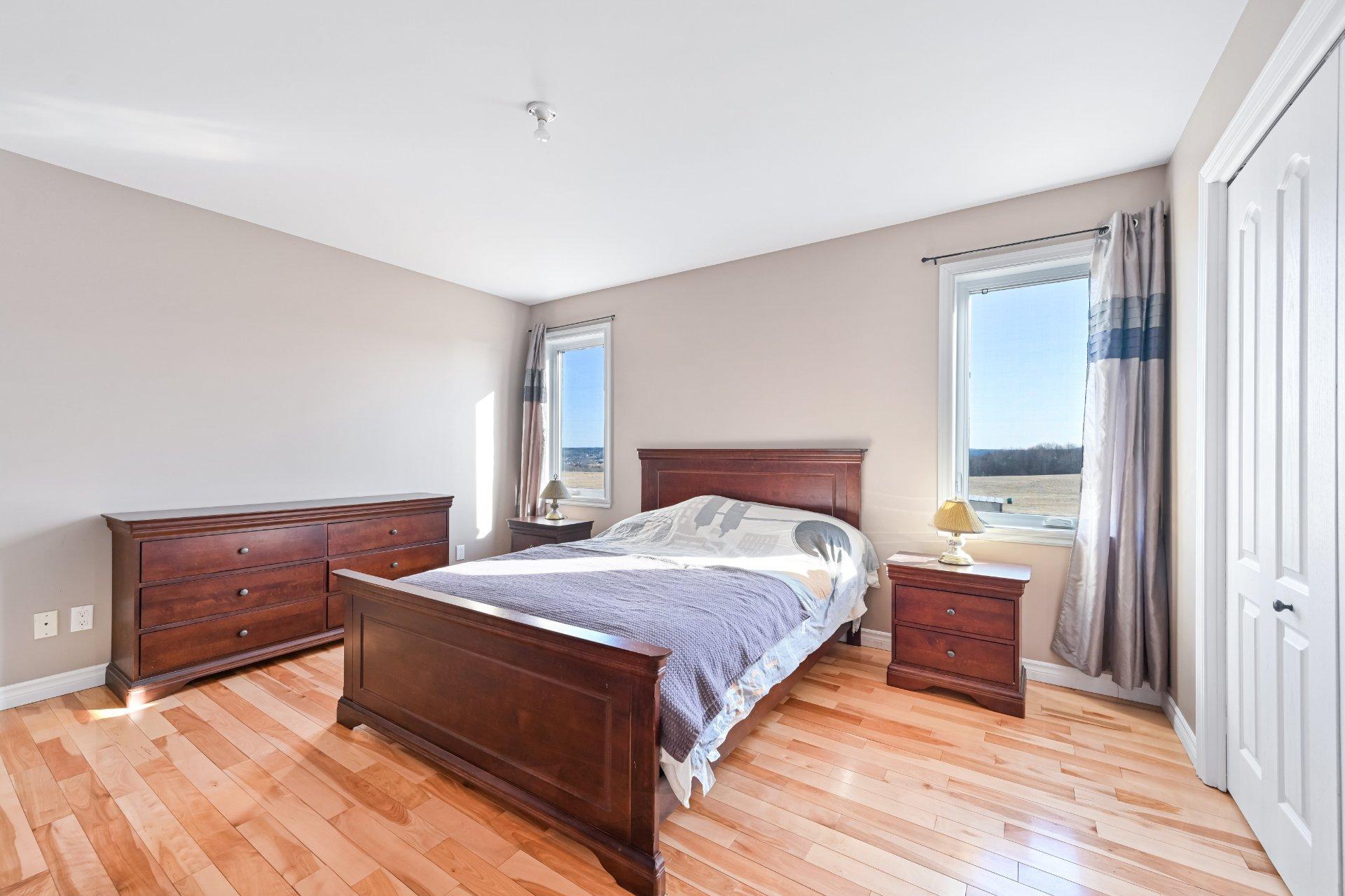 









970


Ch. Grainger

,
Melbourne,




QC
J0B2B0

