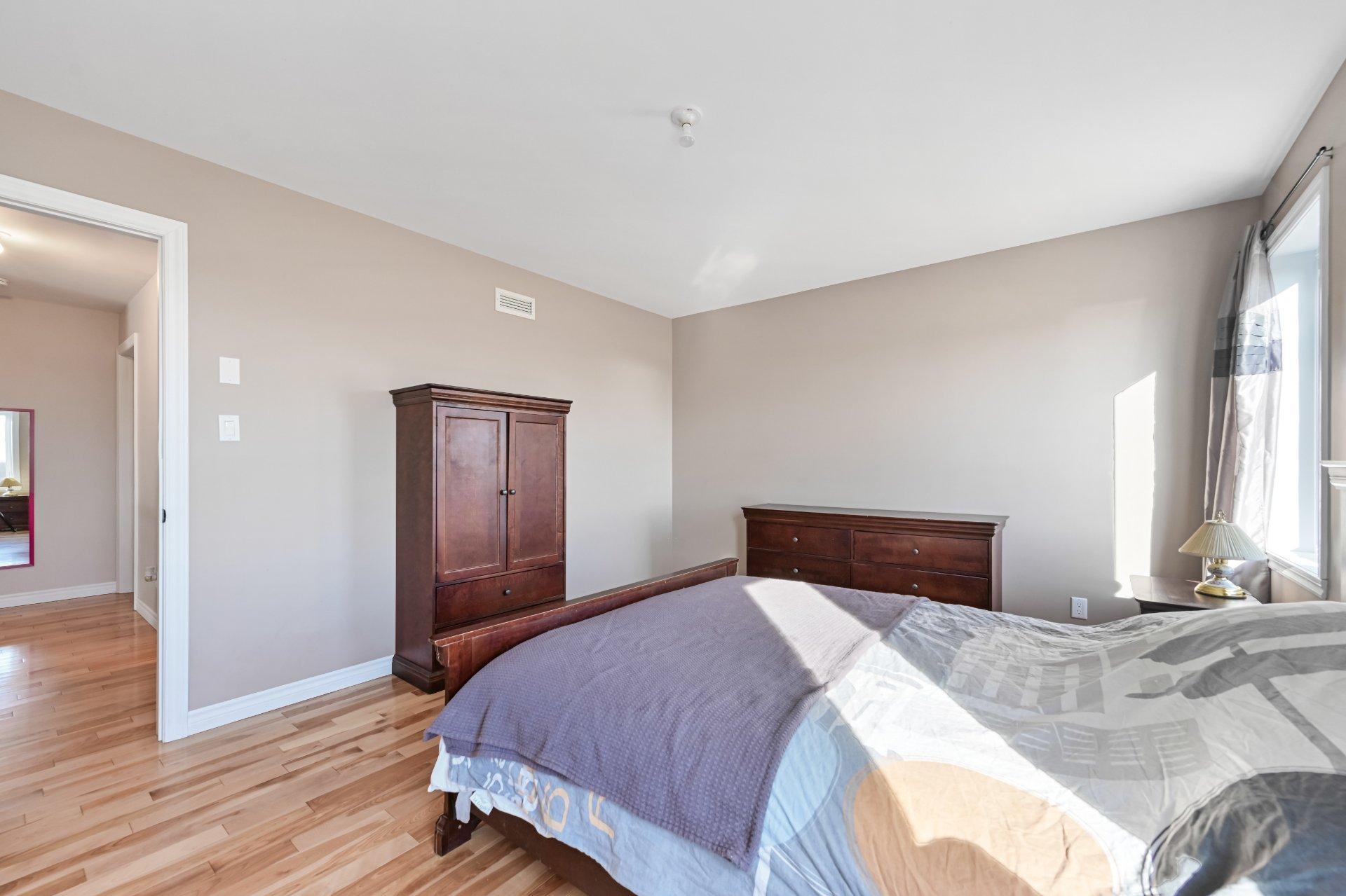 









970


Ch. Grainger

,
Melbourne,




QC
J0B2B0

