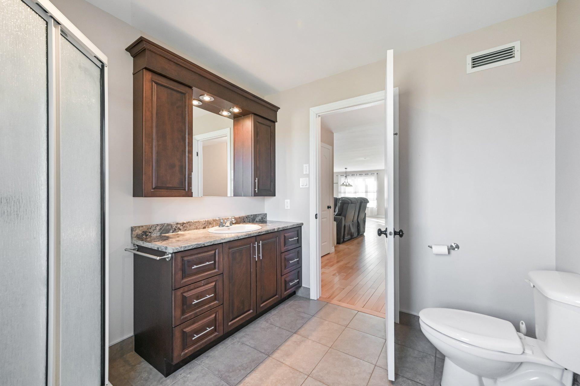 









970


Ch. Grainger

,
Melbourne,




QC
J0B2B0

