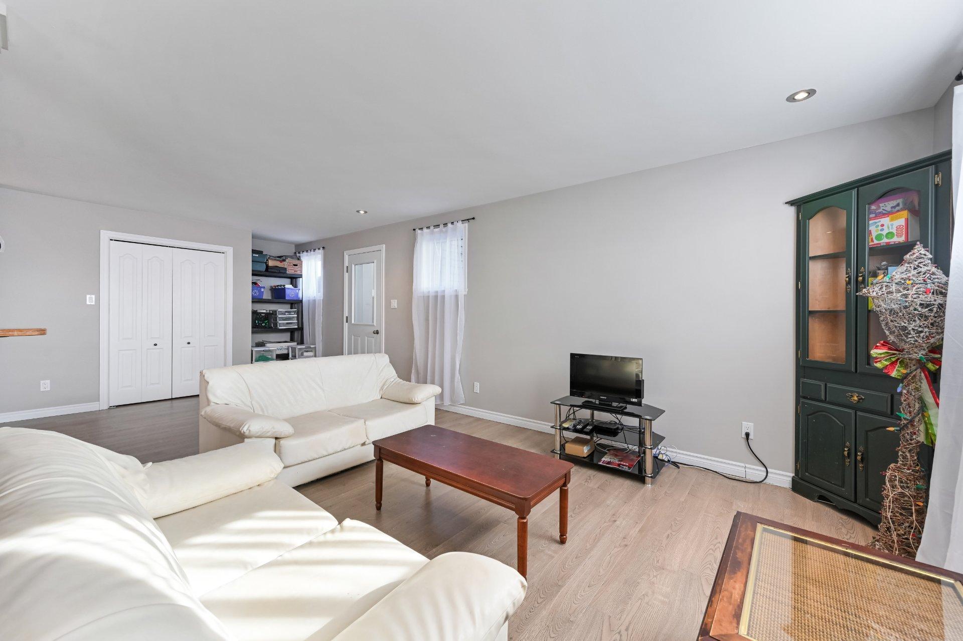 









970


Ch. Grainger

,
Melbourne,




QC
J0B2B0

