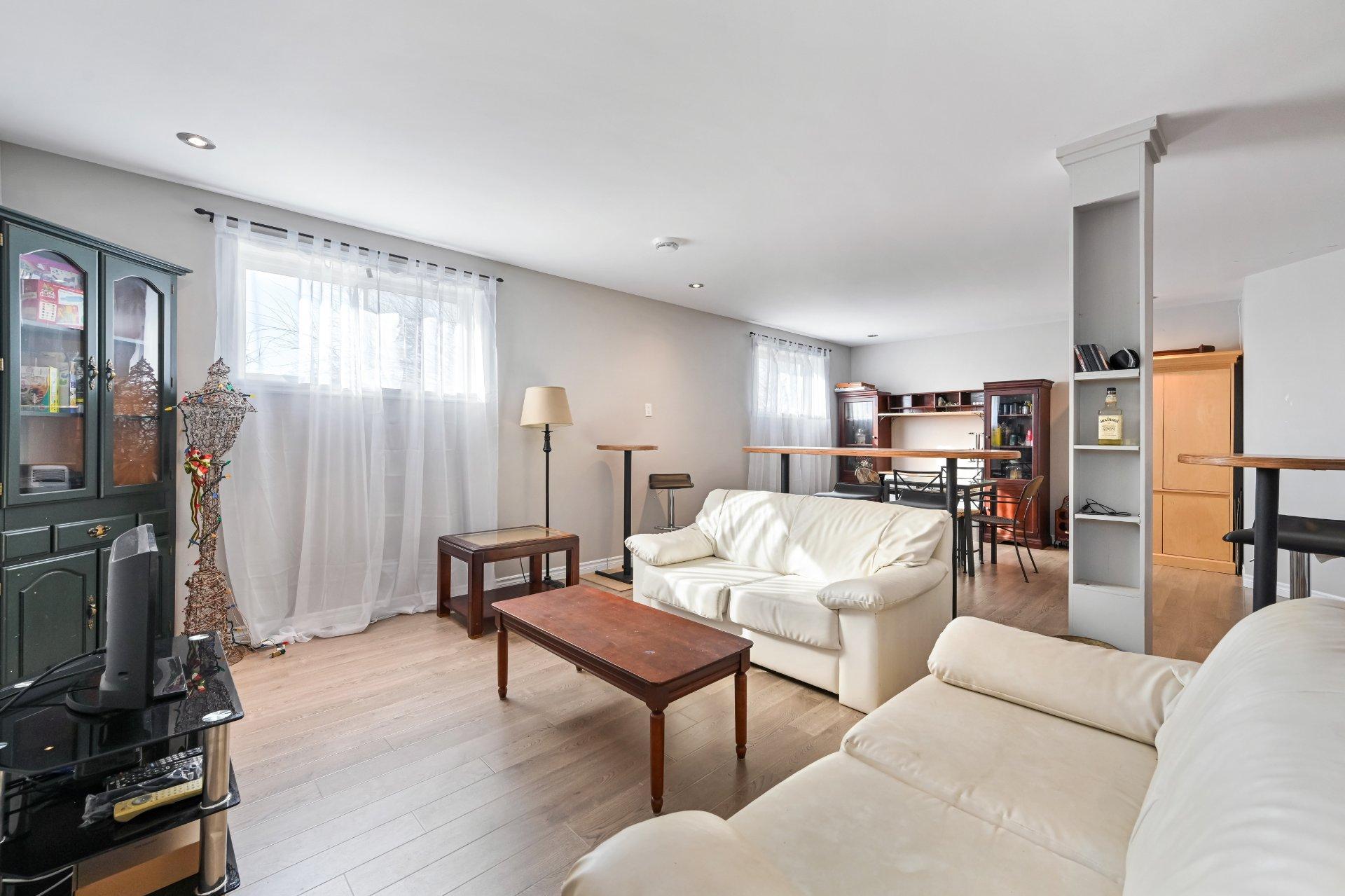 









970


Ch. Grainger

,
Melbourne,




QC
J0B2B0


