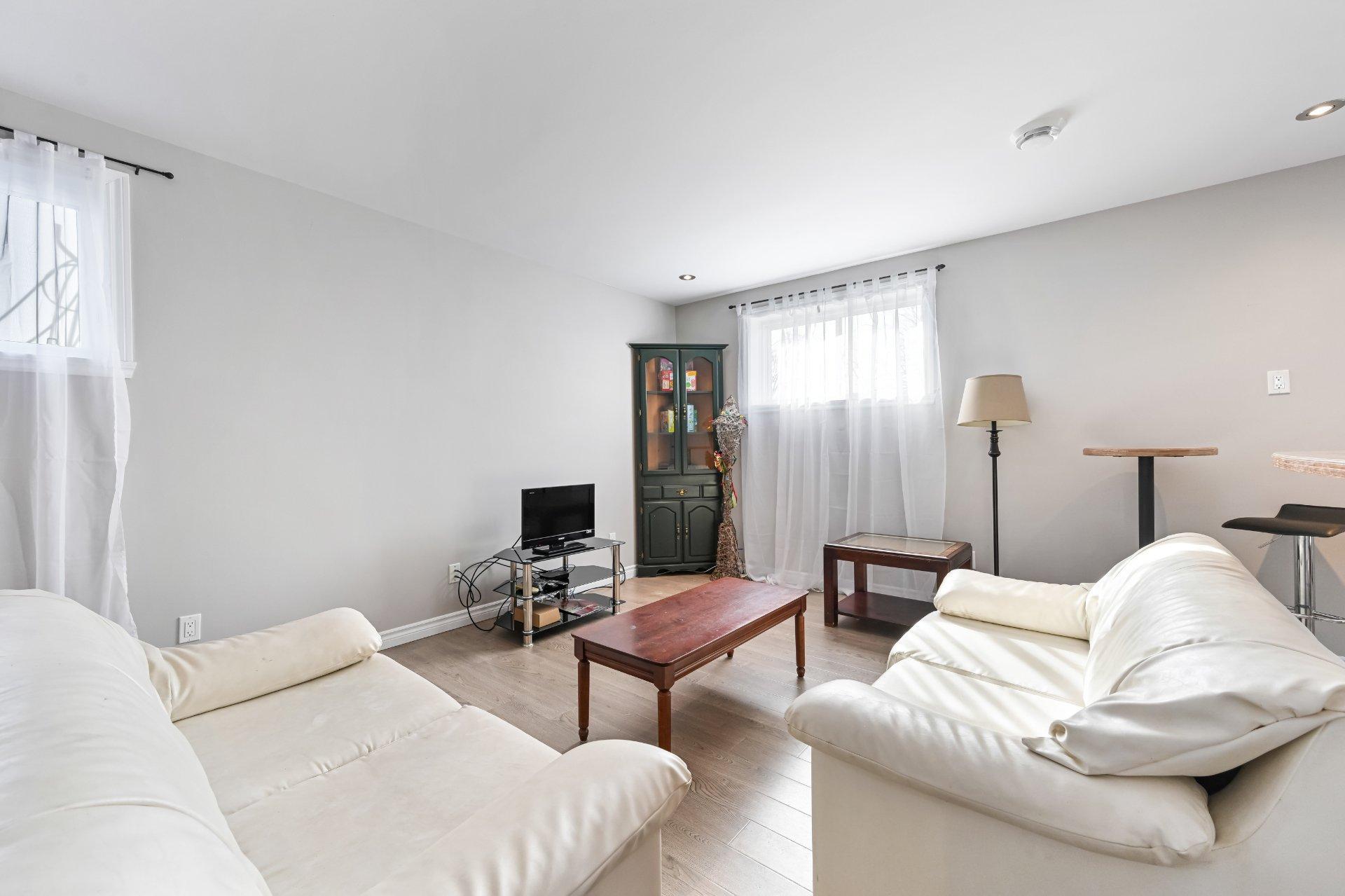 









970


Ch. Grainger

,
Melbourne,




QC
J0B2B0

