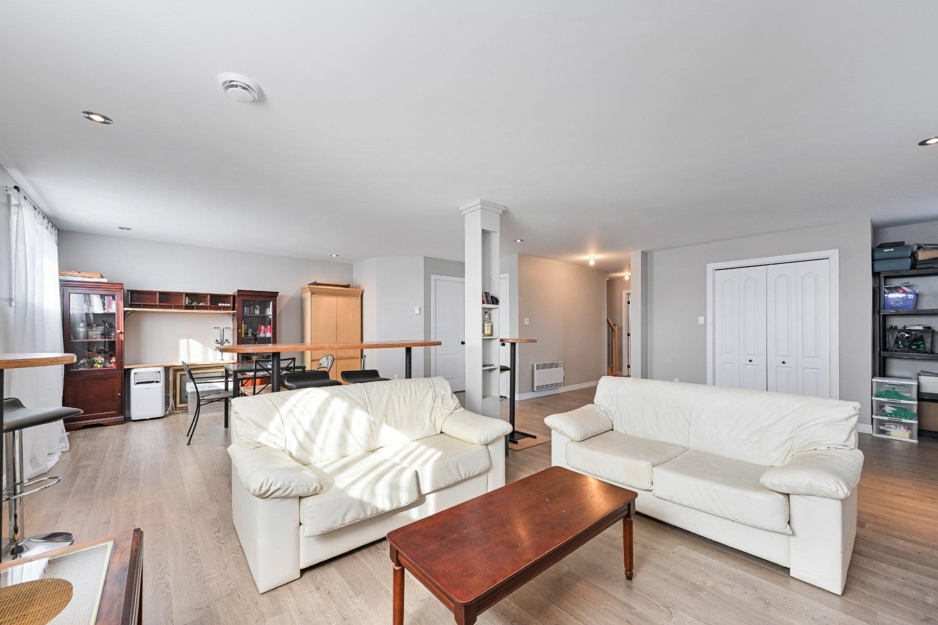 









970


Ch. Grainger

,
Melbourne,




QC
J0B2B0

