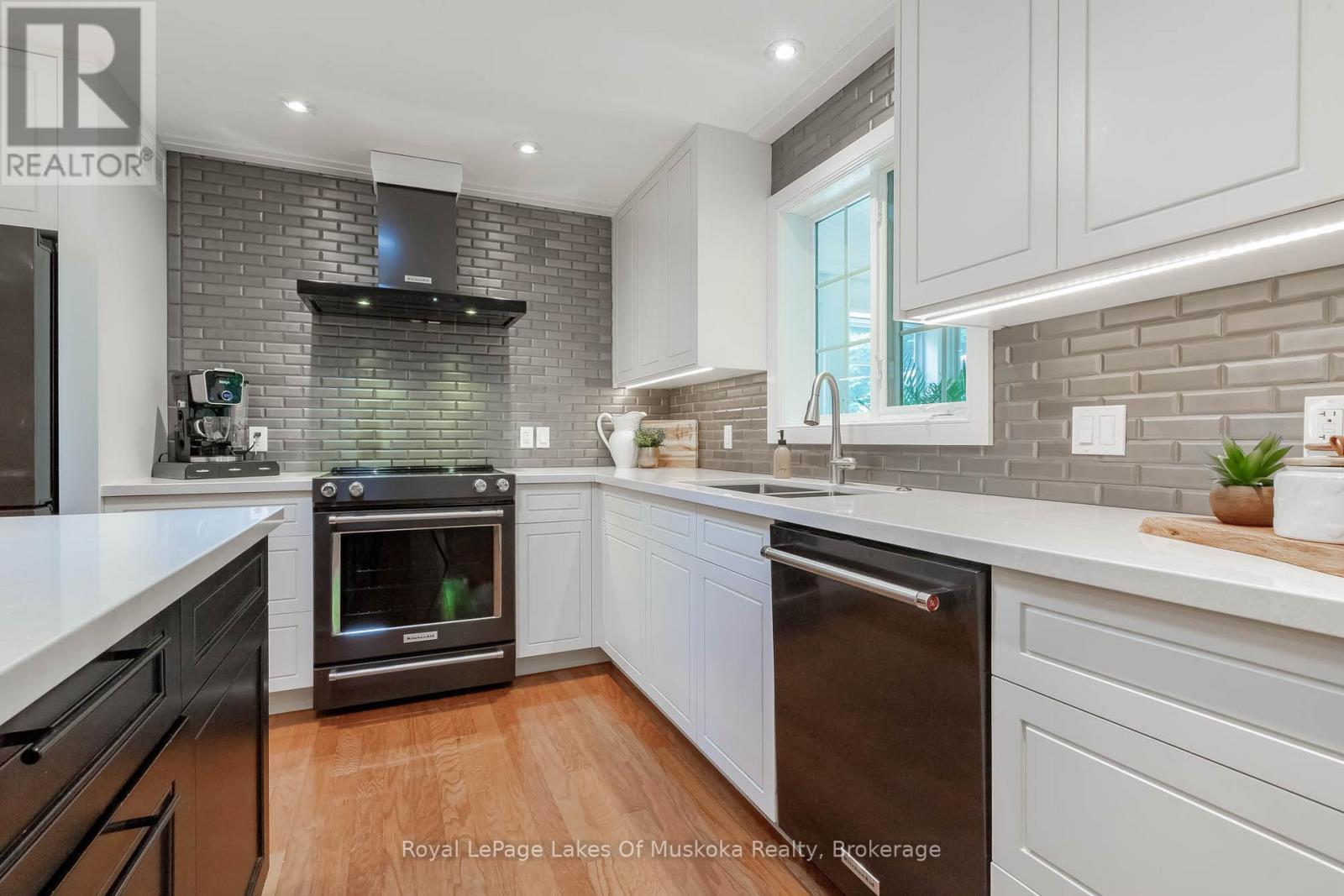 












24 BIRCHWOOD DRIVE

,
Huntsville (Brunel),




Ontario
P1H0A6

