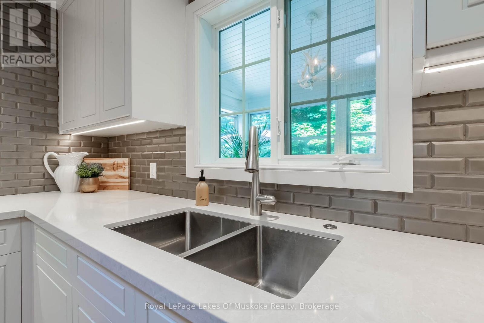 












24 BIRCHWOOD DRIVE

,
Huntsville (Brunel),




Ontario
P1H0A6

