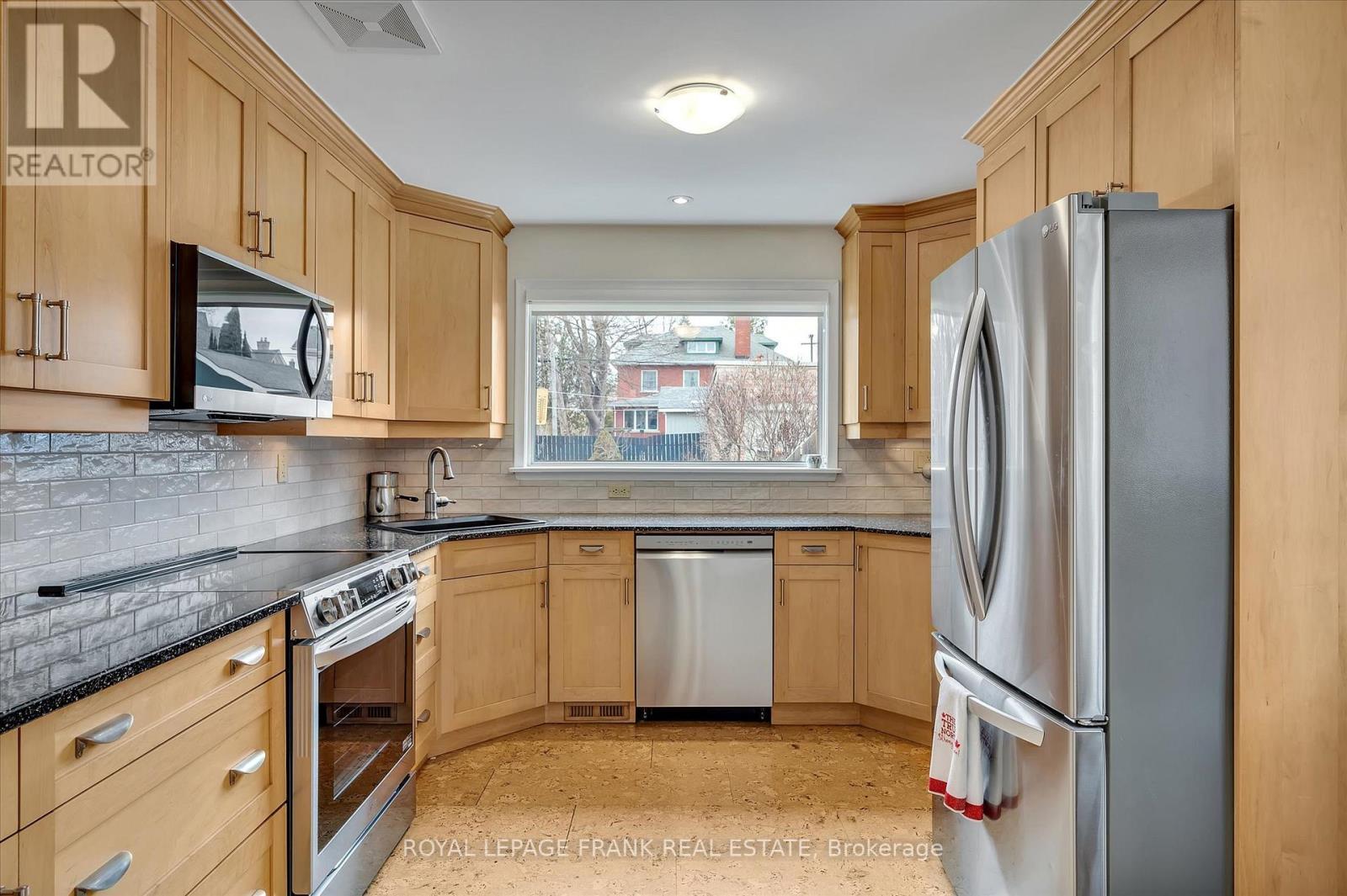












484 GILMOUR STREET

,
Peterborough Central (Old West End),




Ontario
K9H2J9

