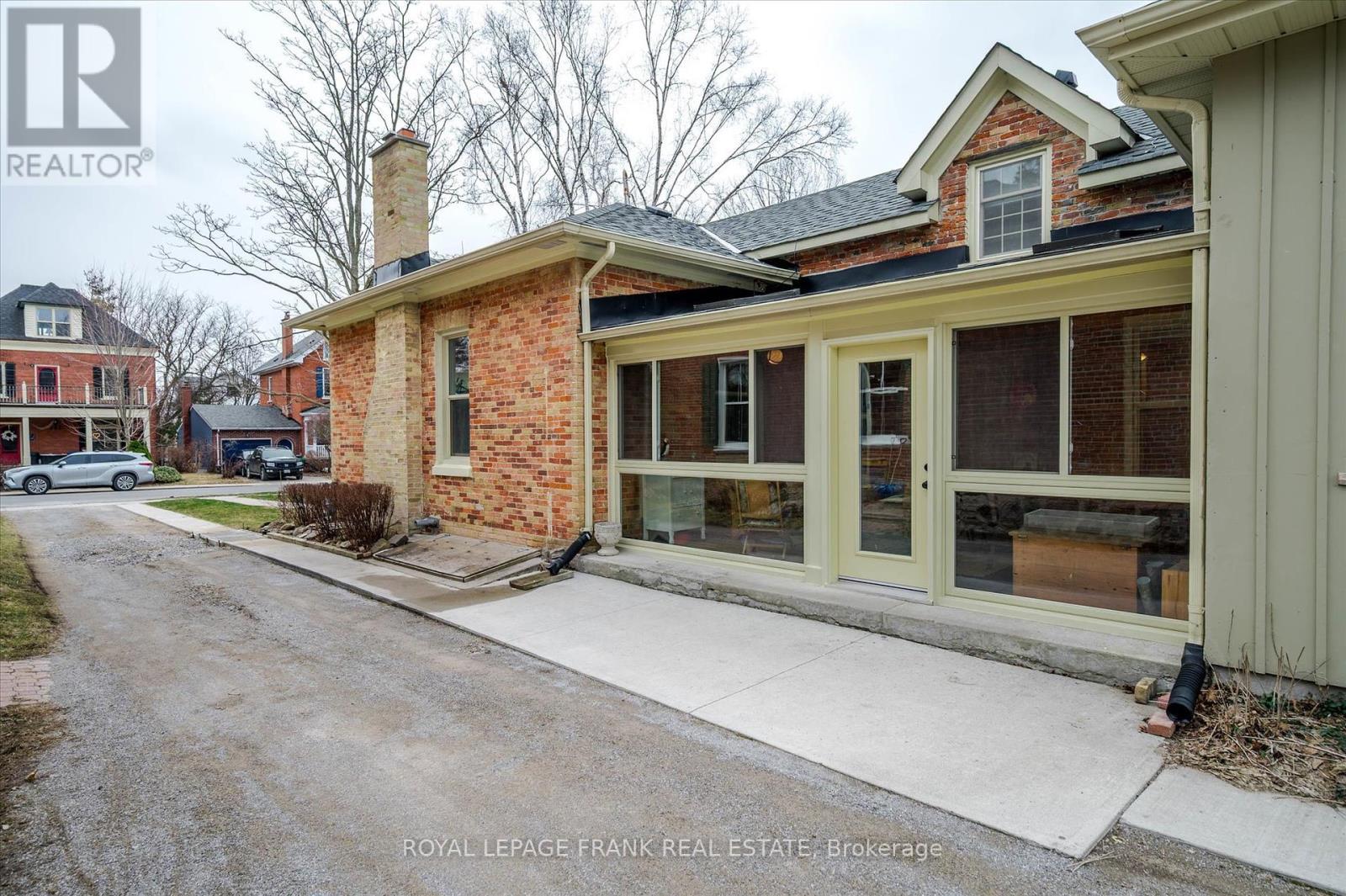 












484 GILMOUR STREET

,
Peterborough Central (Old West End),




Ontario
K9H2J9

