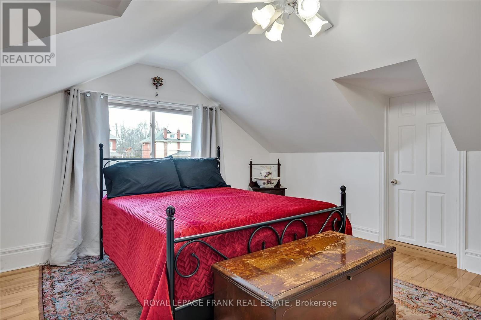 












484 GILMOUR STREET

,
Peterborough Central (Old West End),




Ontario
K9H2J9

