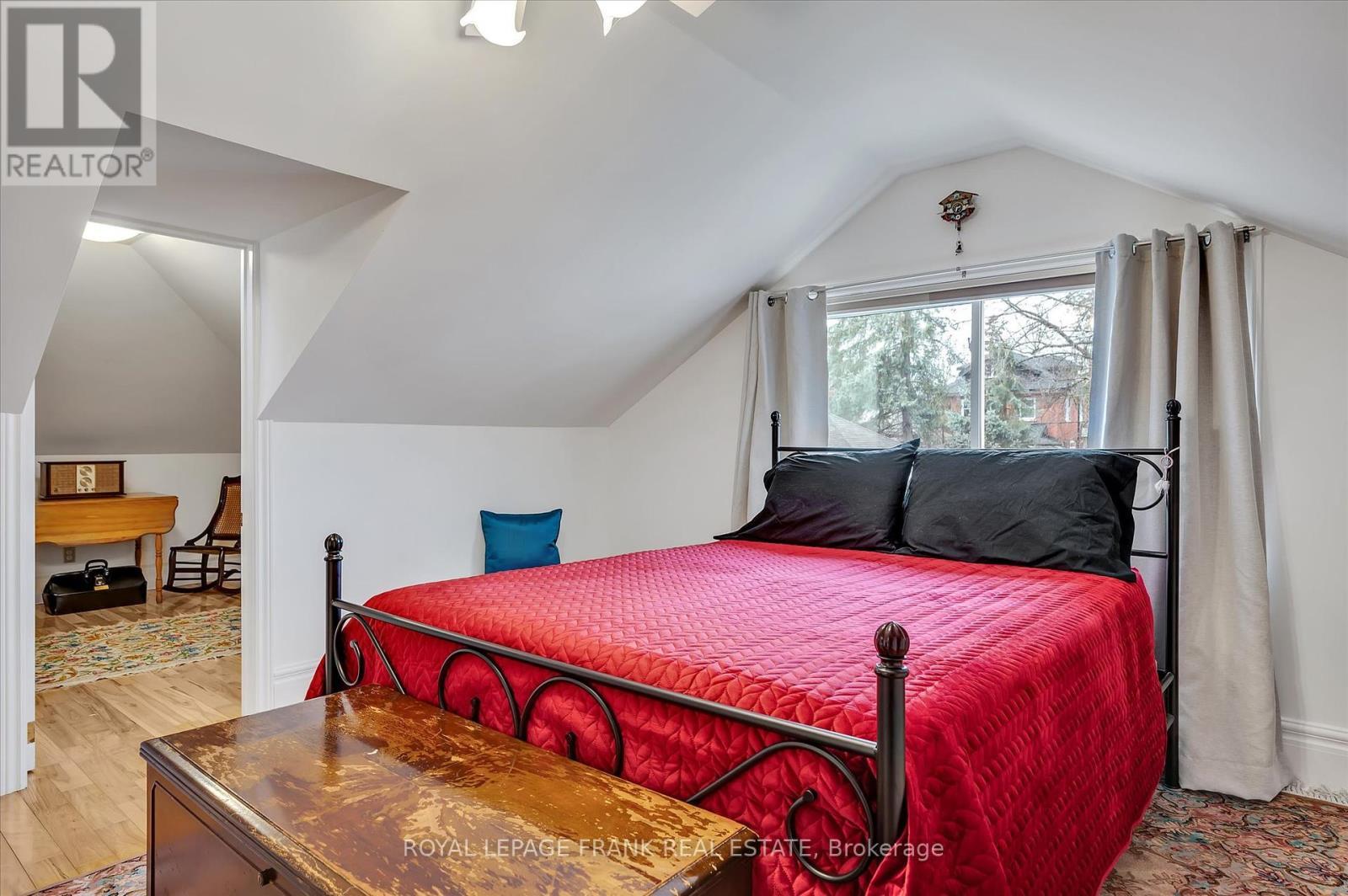 












484 GILMOUR STREET

,
Peterborough Central (Old West End),




Ontario
K9H2J9


