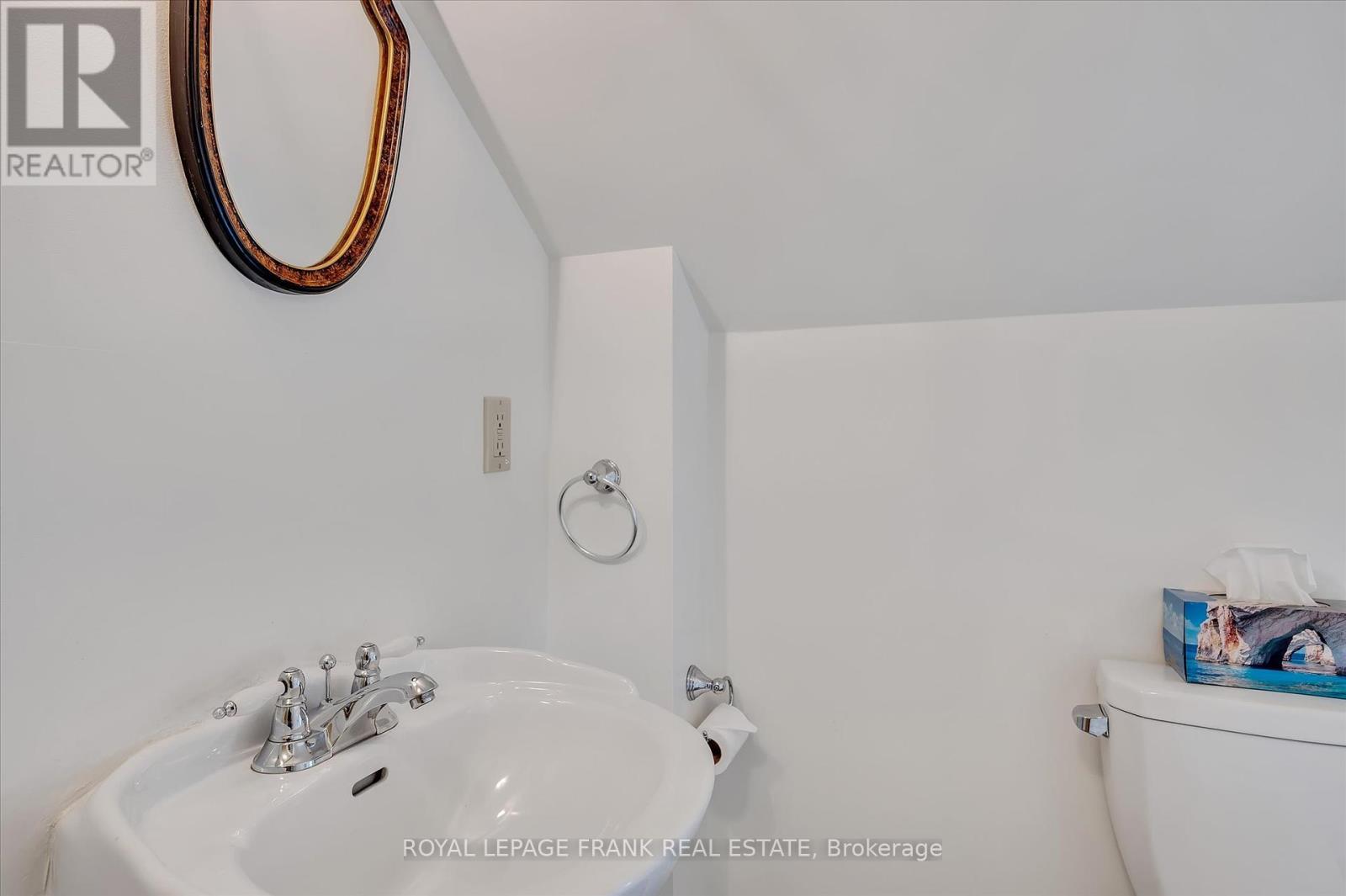 












484 GILMOUR STREET

,
Peterborough Central (Old West End),




Ontario
K9H2J9


