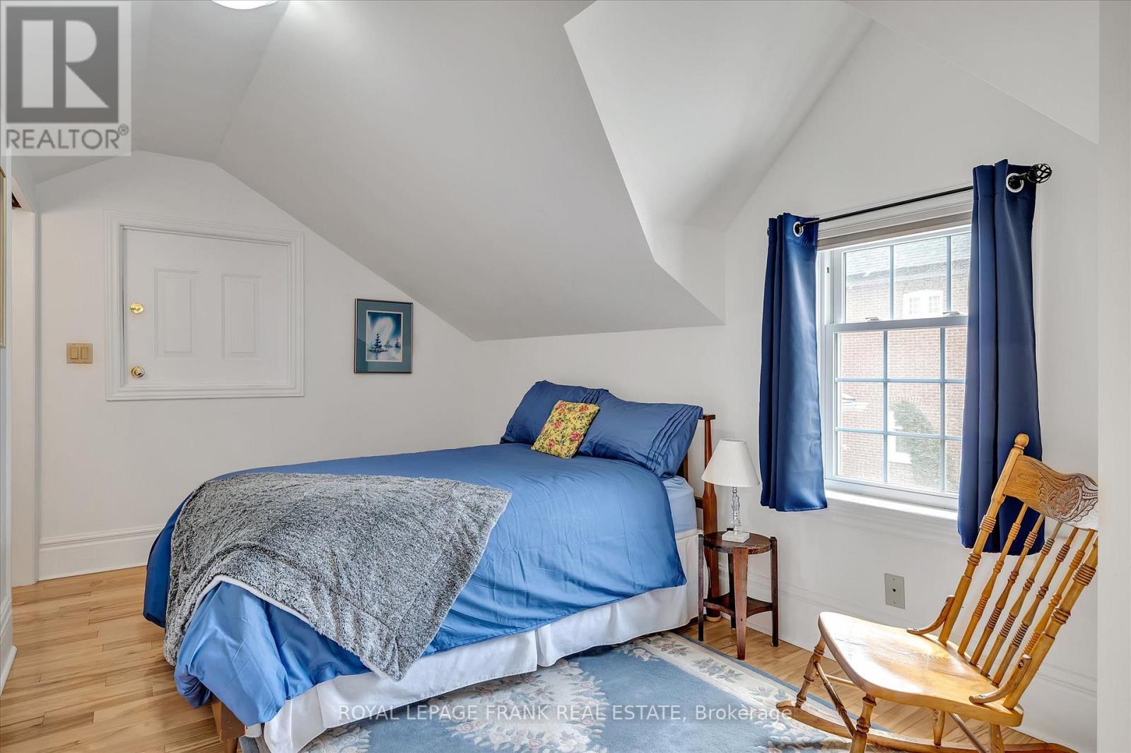 












484 GILMOUR STREET

,
Peterborough Central (Old West End),




Ontario
K9H2J9


