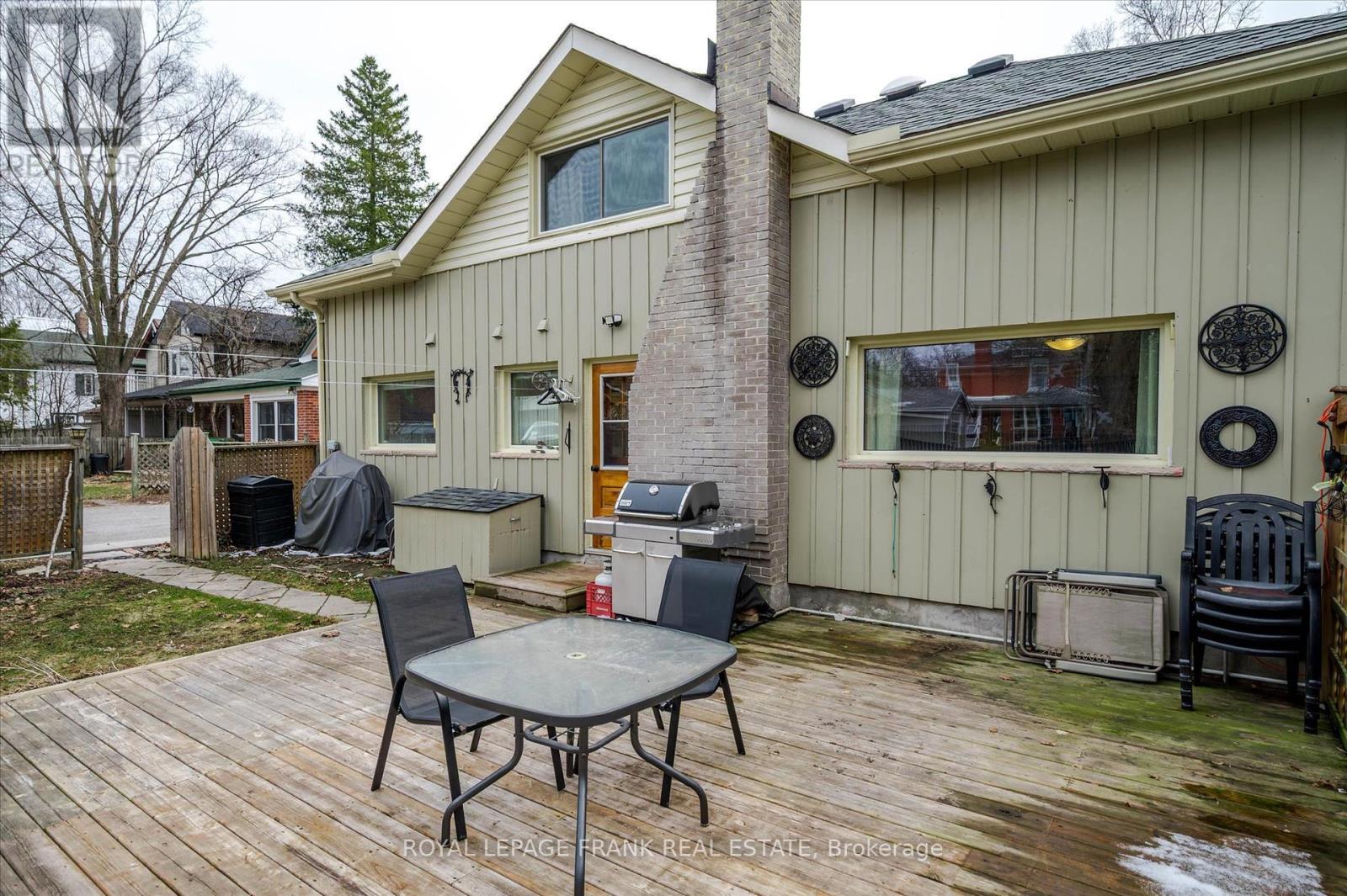 












484 GILMOUR STREET

,
Peterborough Central (Old West End),




Ontario
K9H2J9


