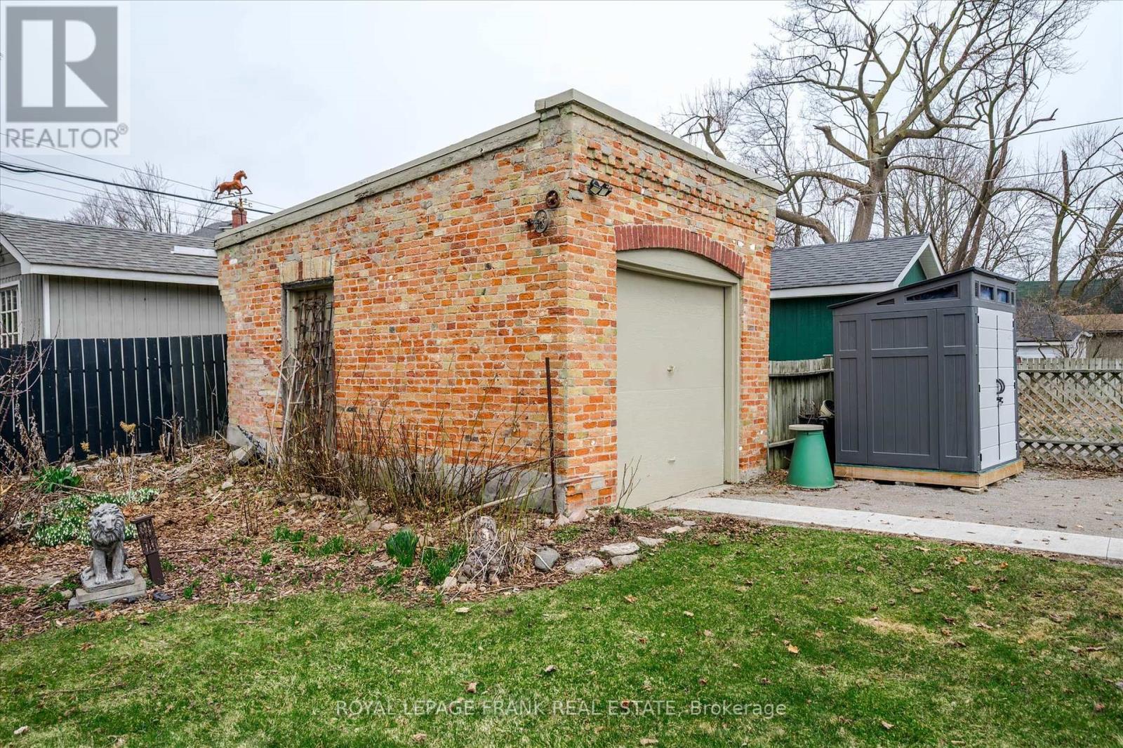 












484 GILMOUR STREET

,
Peterborough Central (Old West End),




Ontario
K9H2J9


