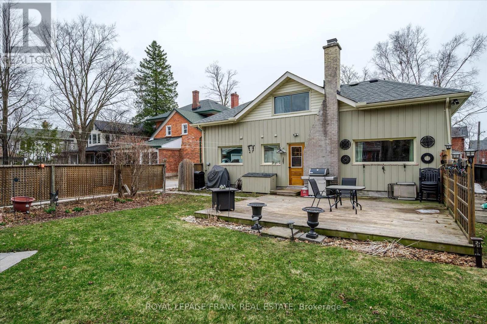 












484 GILMOUR STREET

,
Peterborough Central (Old West End),




Ontario
K9H2J9

