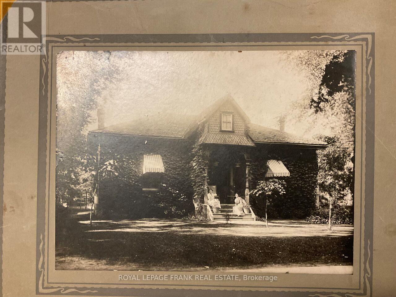 












484 GILMOUR STREET

,
Peterborough Central (Old West End),




Ontario
K9H2J9

