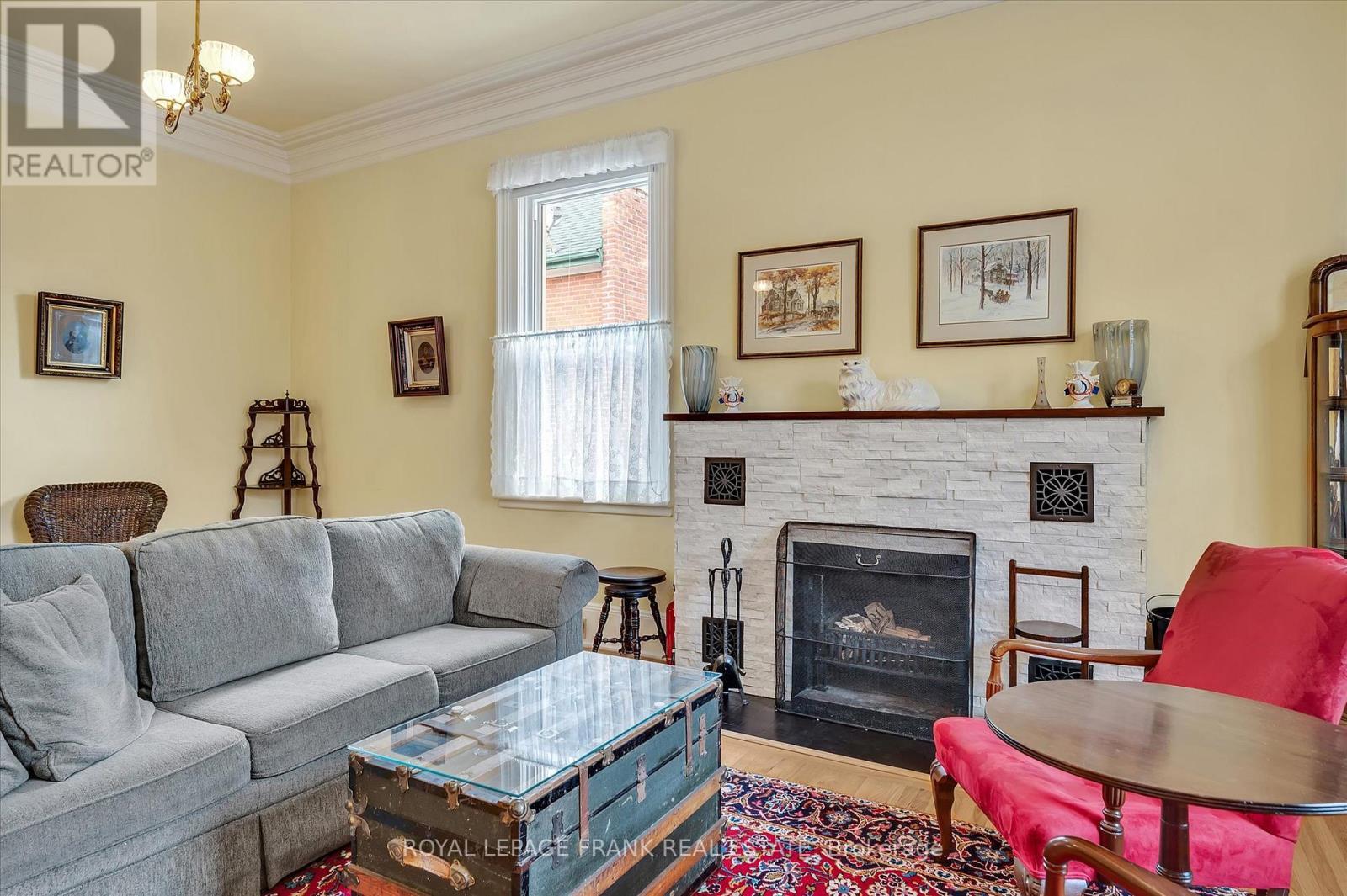 












484 GILMOUR STREET

,
Peterborough Central (Old West End),




Ontario
K9H2J9

