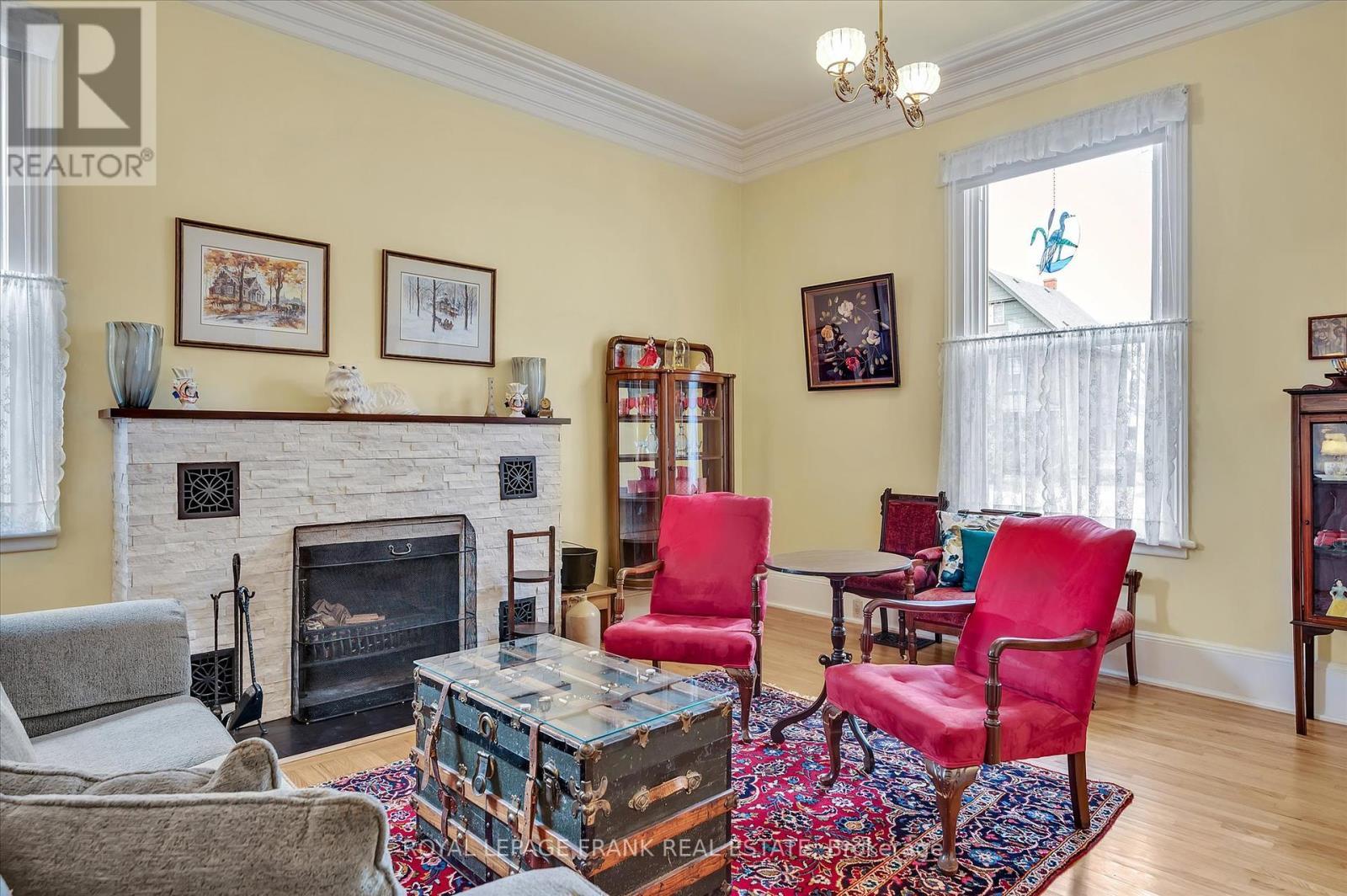 












484 GILMOUR STREET

,
Peterborough Central (Old West End),




Ontario
K9H2J9

