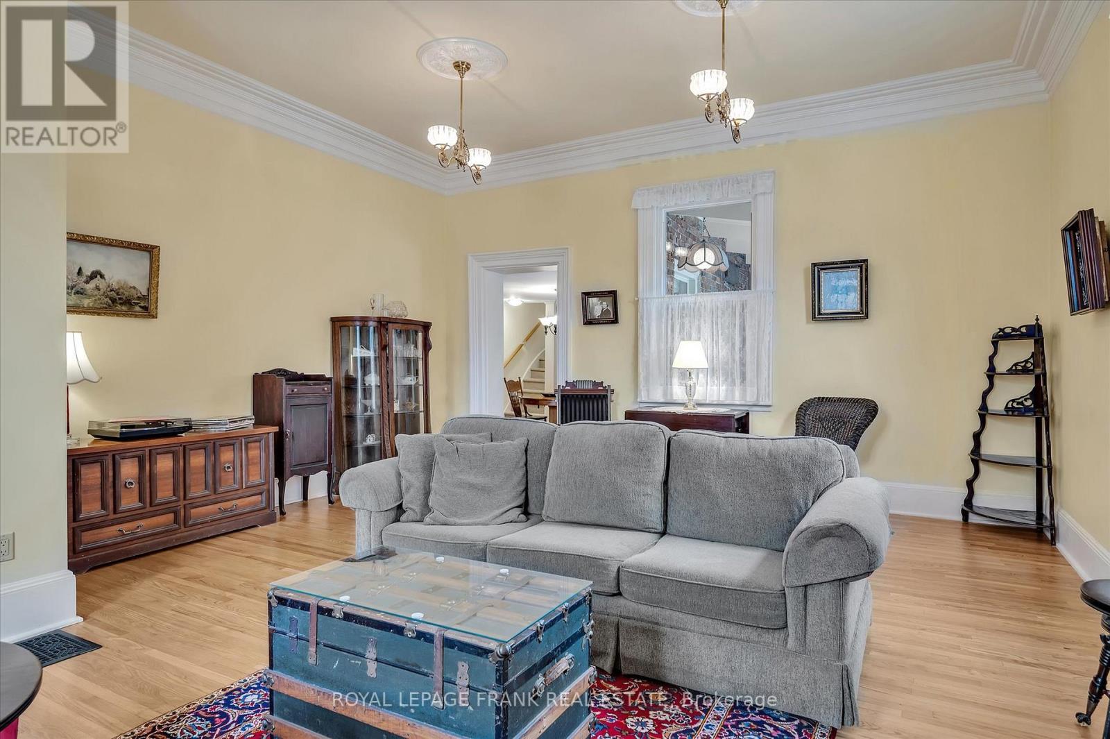 












484 GILMOUR STREET

,
Peterborough Central (Old West End),




Ontario
K9H2J9

