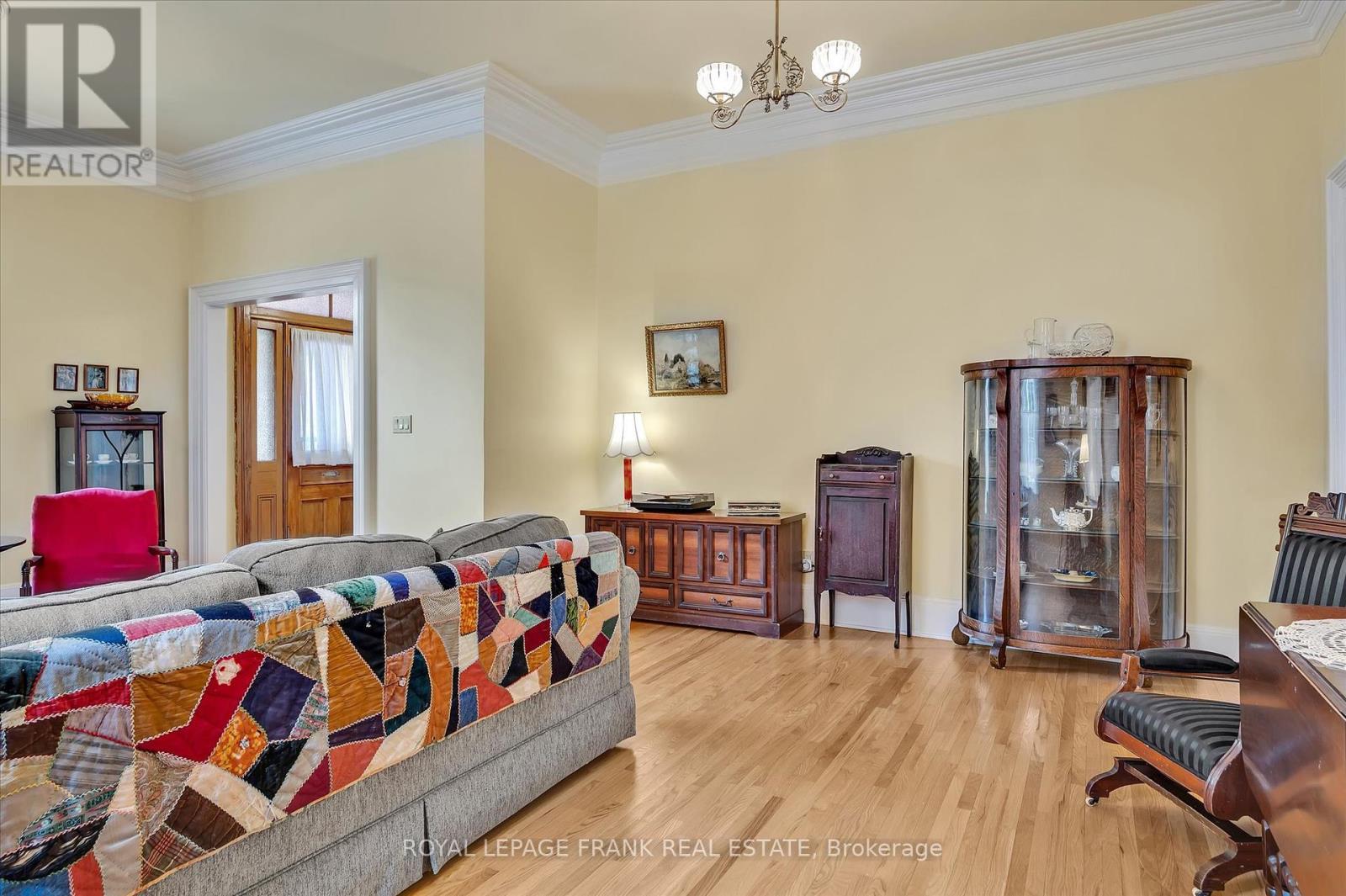 












484 GILMOUR STREET

,
Peterborough Central (Old West End),




Ontario
K9H2J9


