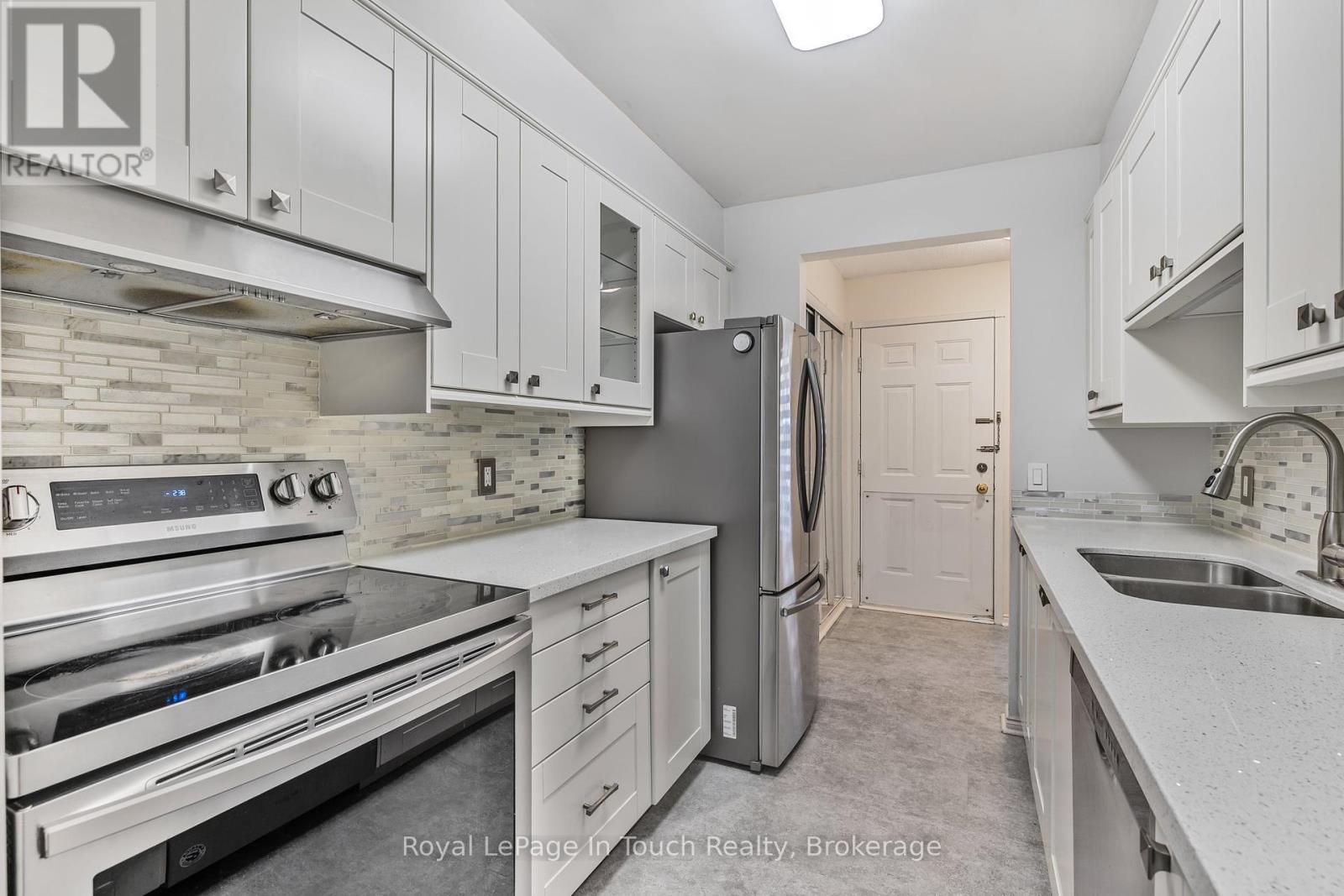 












905 - 900 STEELES AVENUE W

,
Vaughan (Lakeview Estates),




Ontario
L4J8C2

