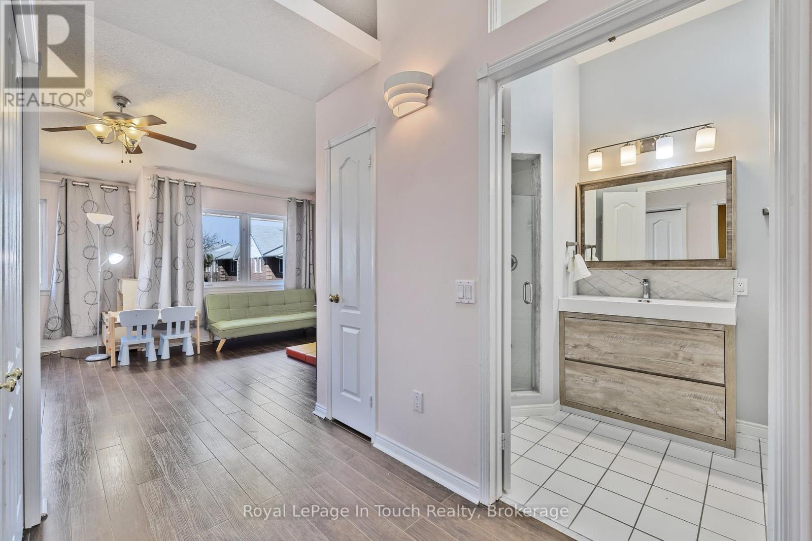 












905 - 900 STEELES AVENUE W

,
Vaughan (Lakeview Estates),




Ontario
L4J8C2

