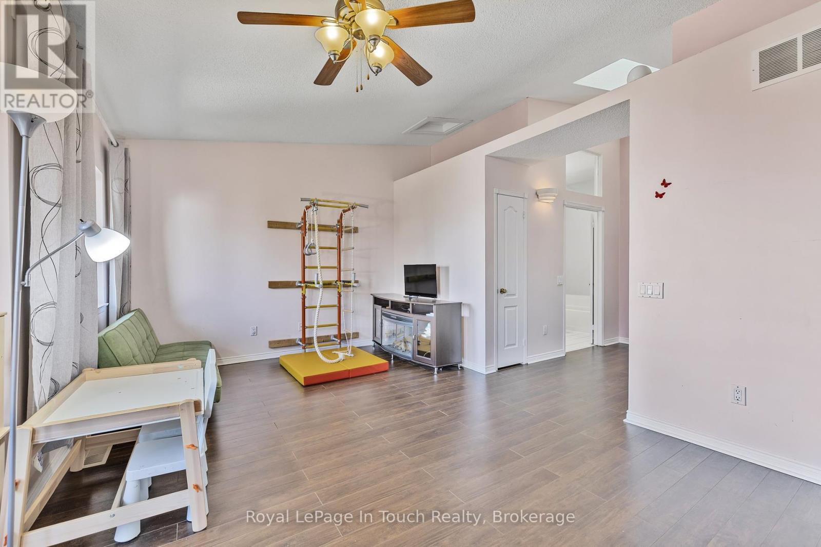 












905 - 900 STEELES AVENUE W

,
Vaughan (Lakeview Estates),




Ontario
L4J8C2

