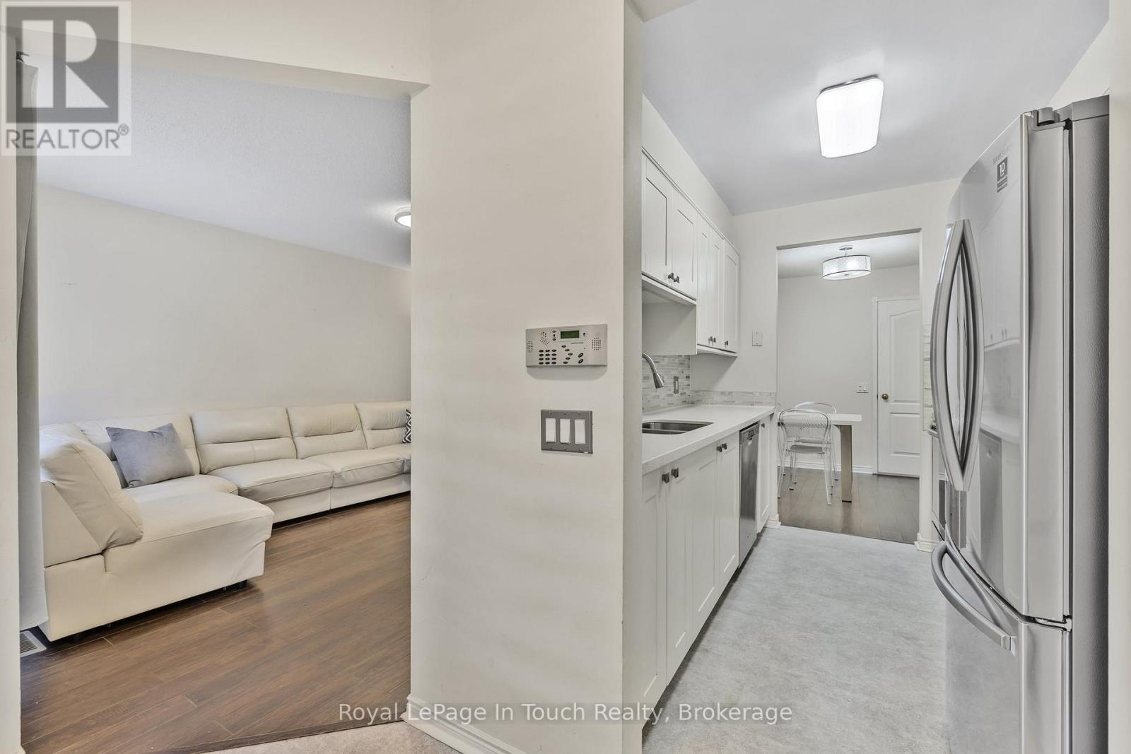 












905 - 900 STEELES AVENUE W

,
Vaughan (Lakeview Estates),




Ontario
L4J8C2

