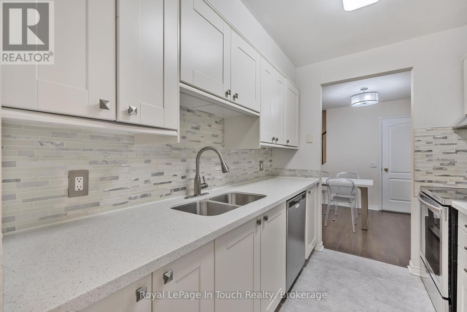 












905 - 900 STEELES AVENUE W

,
Vaughan (Lakeview Estates),




Ontario
L4J8C2

