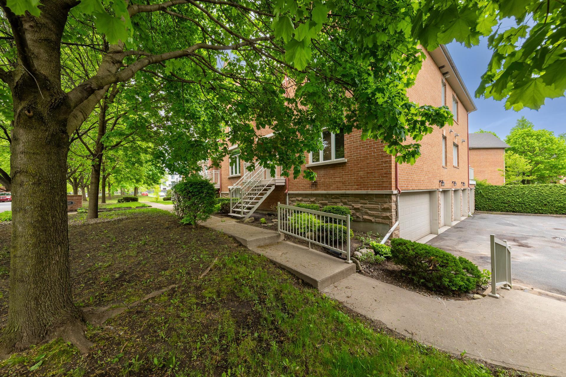 









501


Rue des Tilleuls

, 9,
Saint-Bruno-de-Montarville,




QC
J3V5Y3

