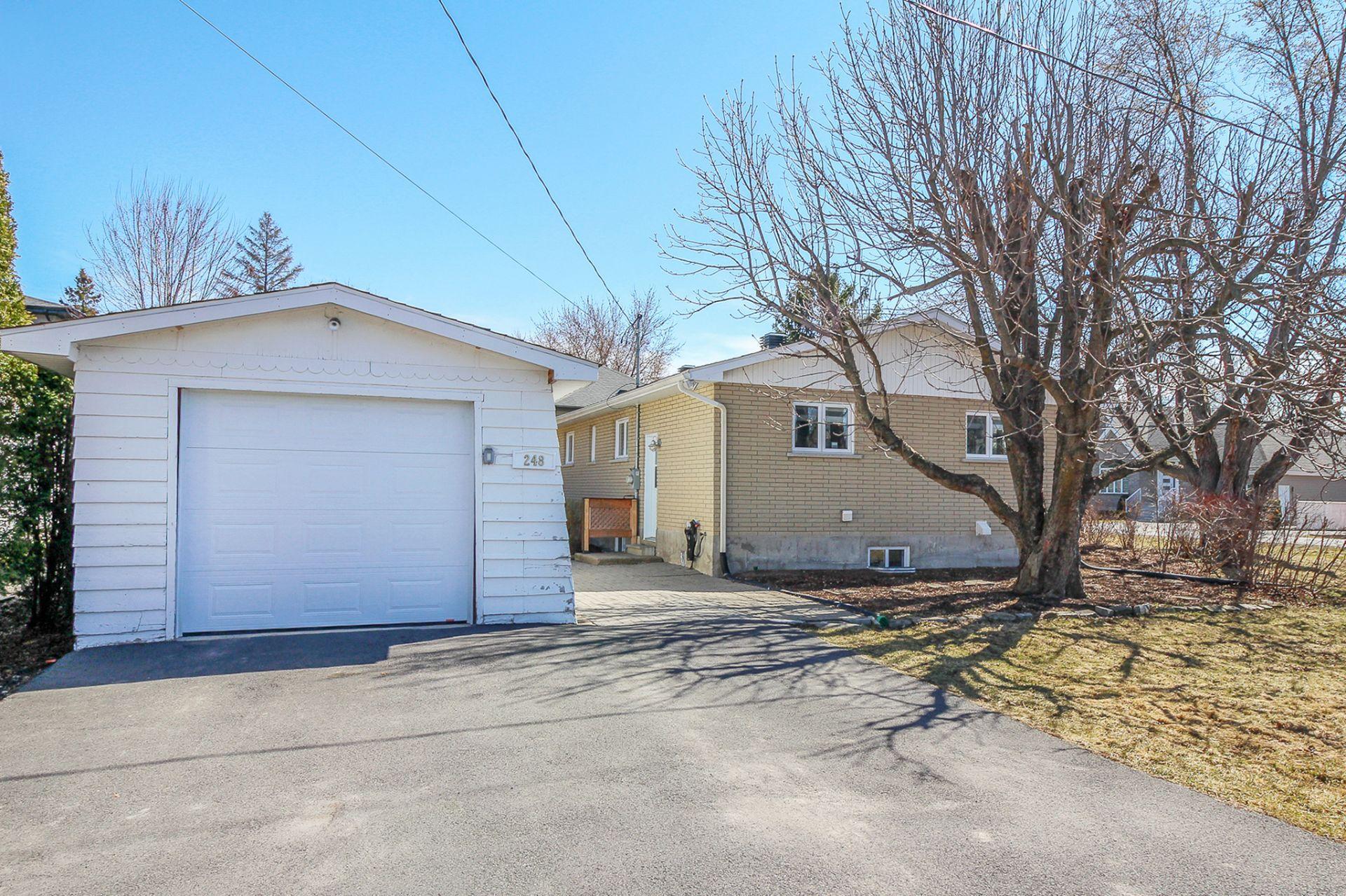 









248


Rue des Bernaches

,
Saint-Jean-sur-Richelieu,




QC
J2W2E5

