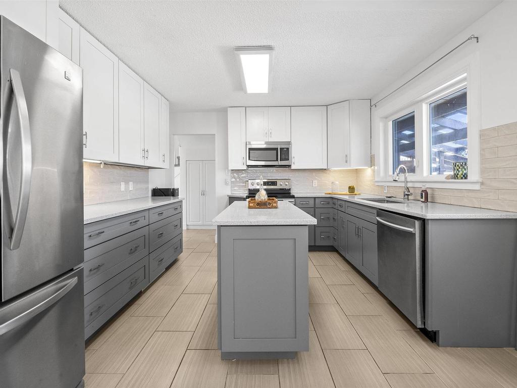 












40 Harris Road

,
Dartmouth,




NS
B2Y 3J5

