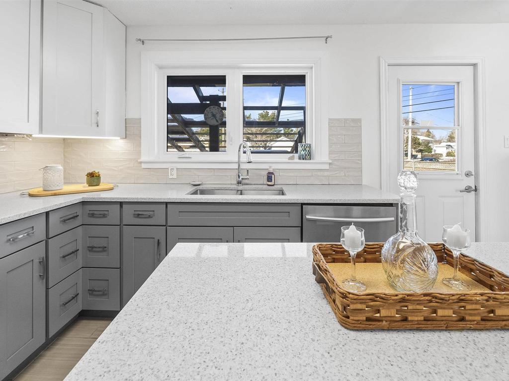 












40 Harris Road

,
Dartmouth,




NS
B2Y 3J5

