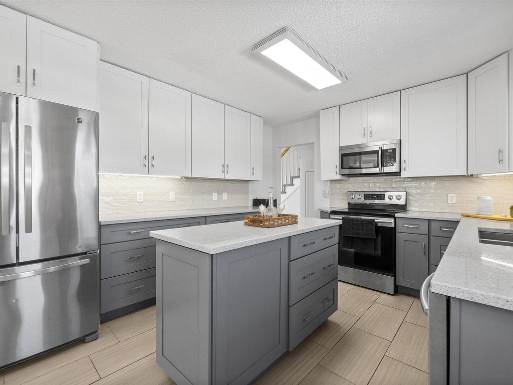 












40 Harris Road

,
Dartmouth,




NS
B2Y 3J5

