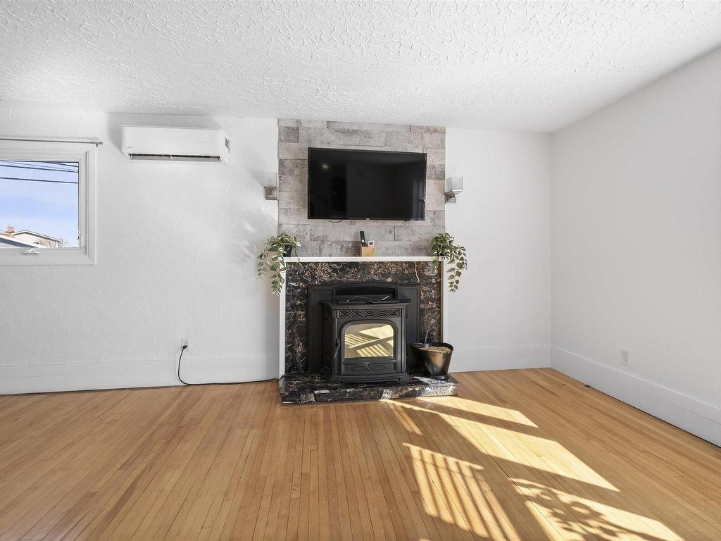 












40 Harris Road

,
Dartmouth,




NS
B2Y 3J5

